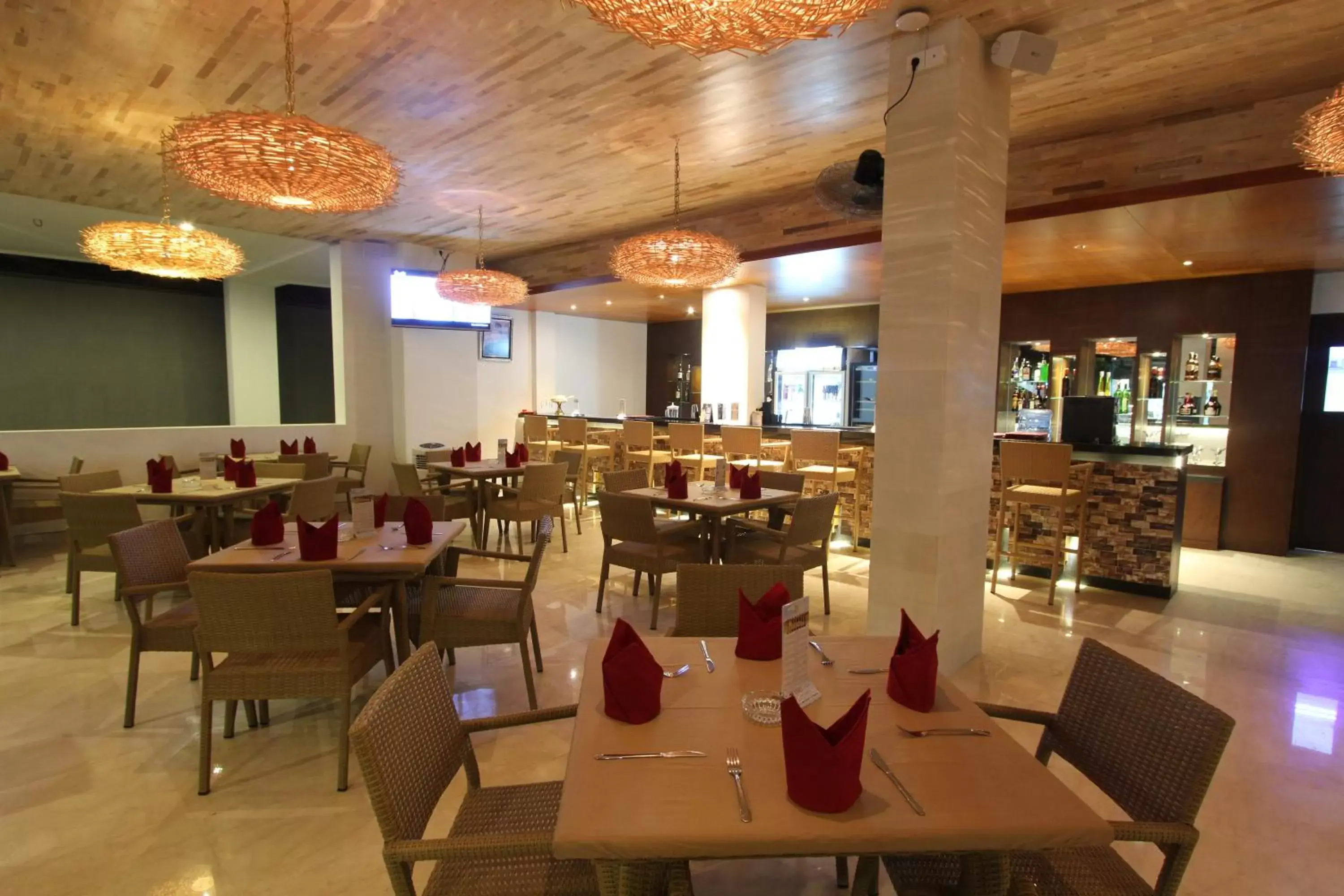 Restaurant/Places to Eat in Grand La Walon Hotel