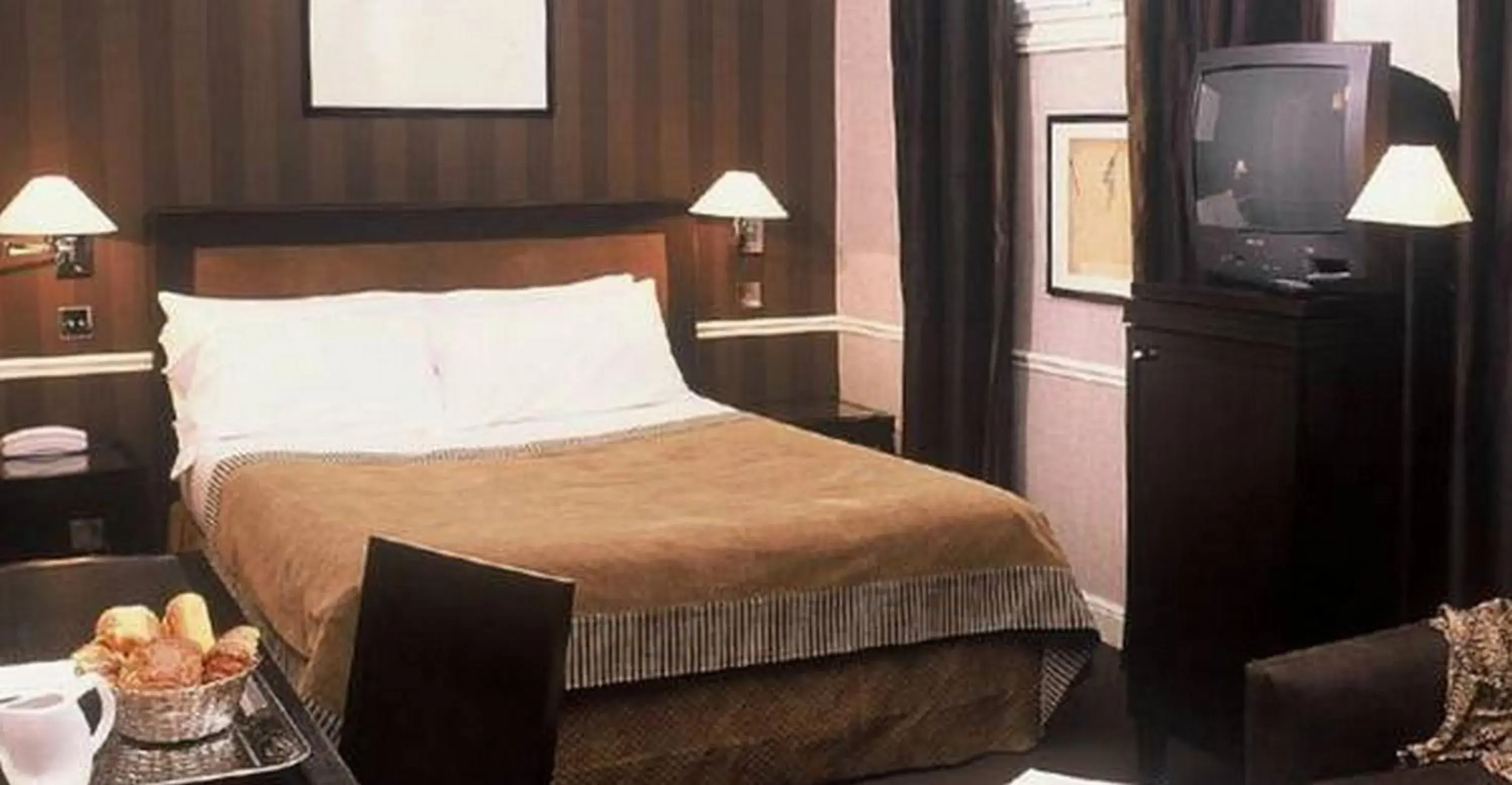 Bed in Victoires Opera Hotel