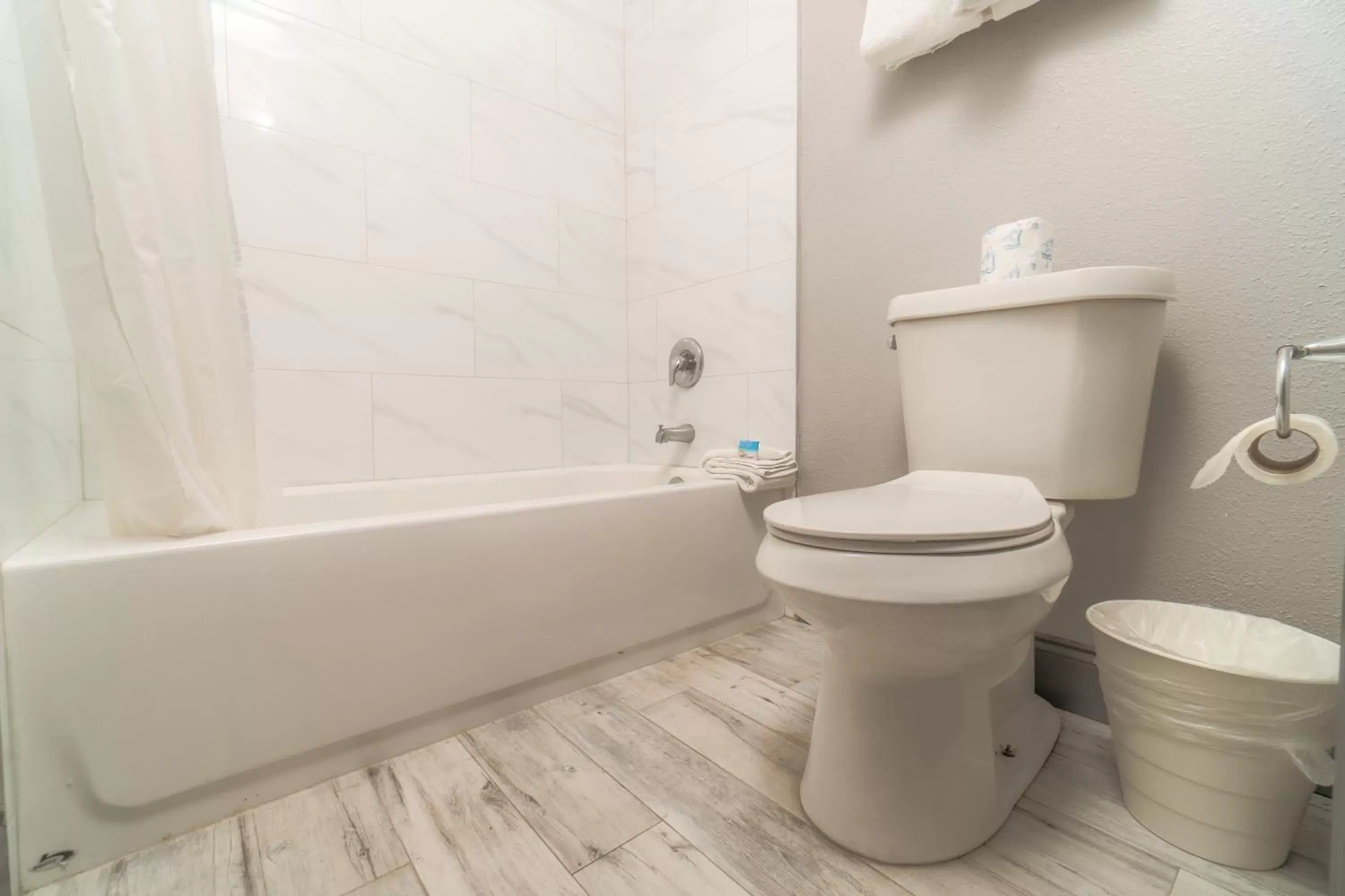 Deluxe Double Room in Sunshine Inn Deluxe Double Room in Sunshine Inn