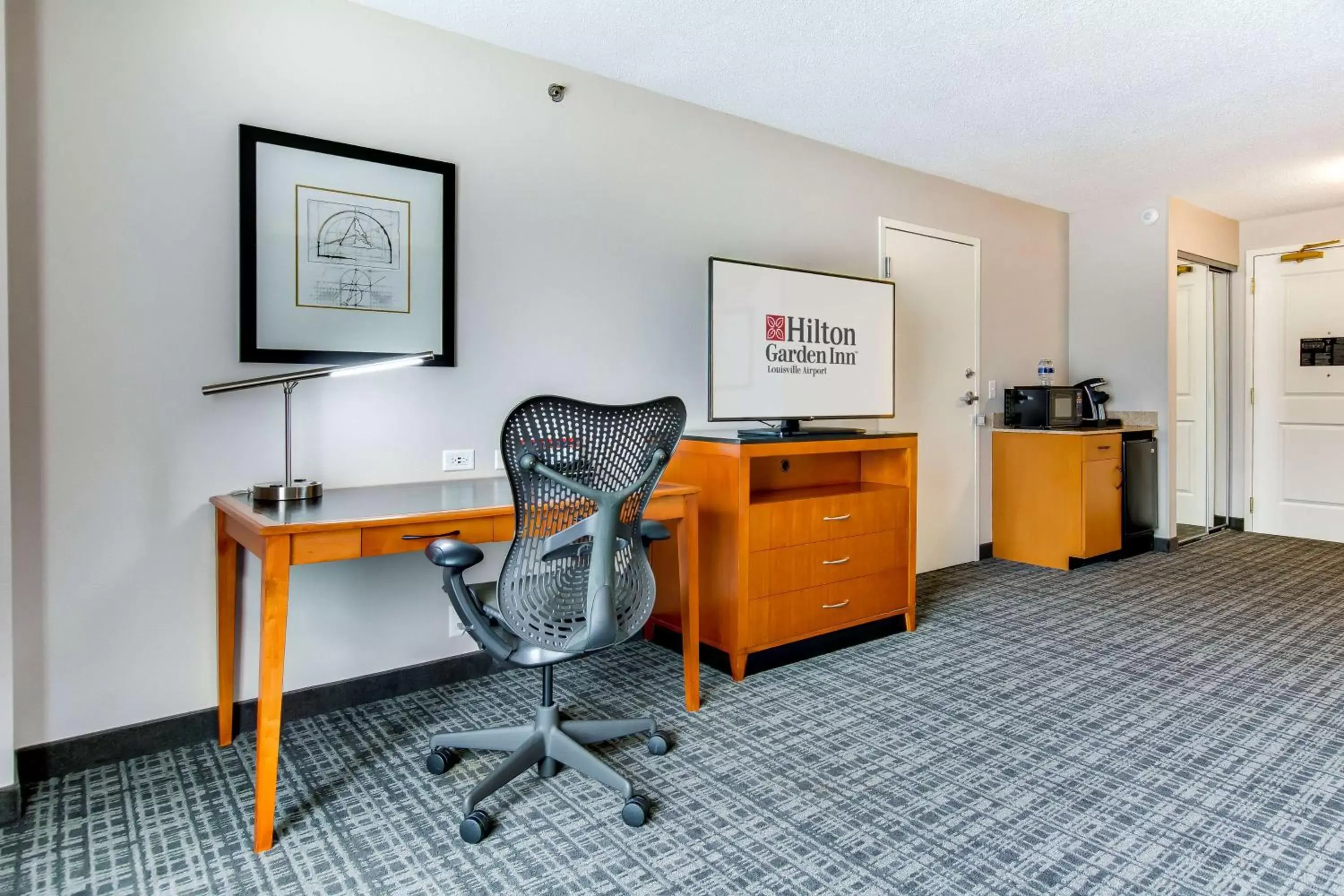 Bedroom, Seating Area in Hilton Garden Inn Louisville Airport