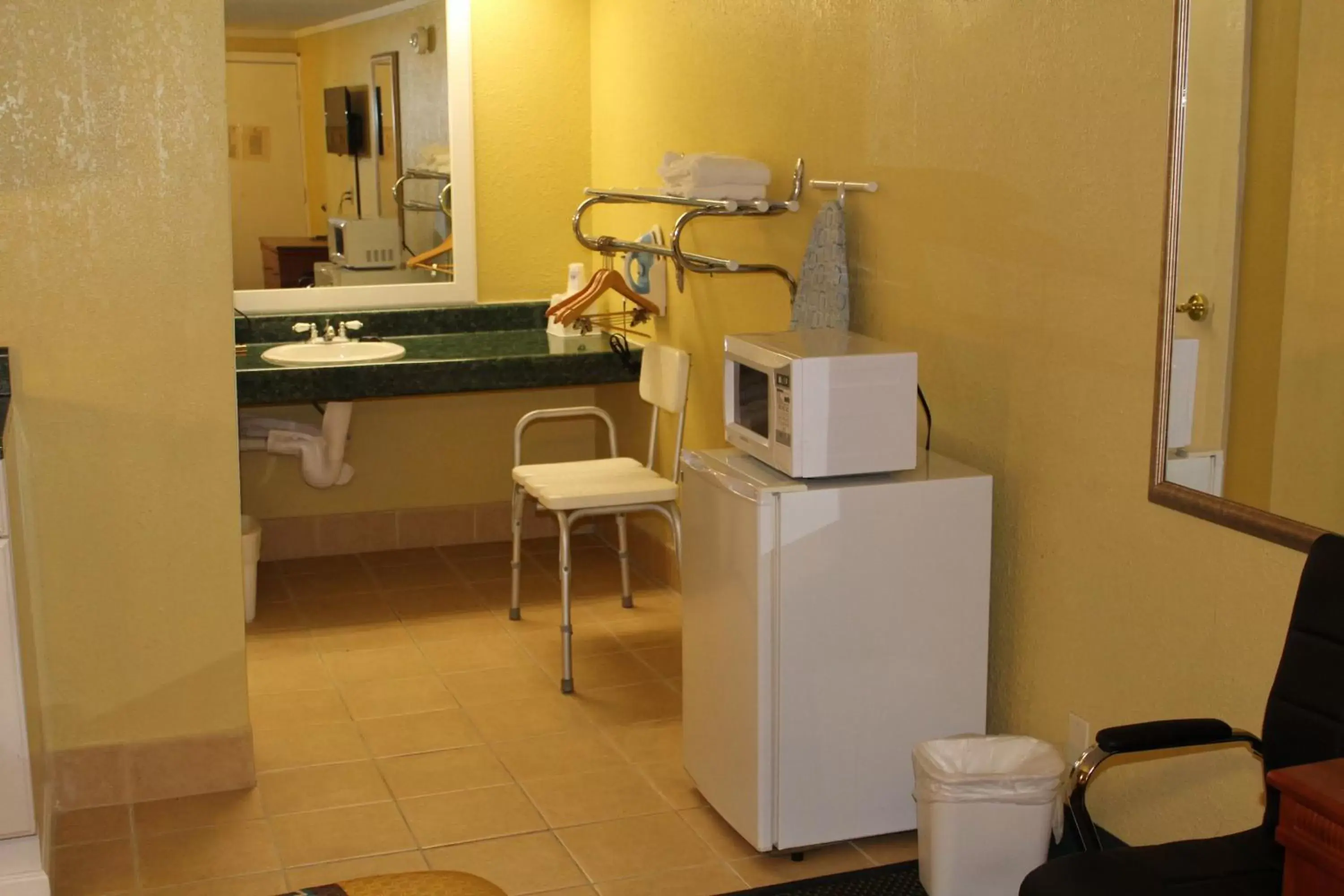 View (from property/room), Kitchen/Kitchenette in America's Best Value Inn Conyers