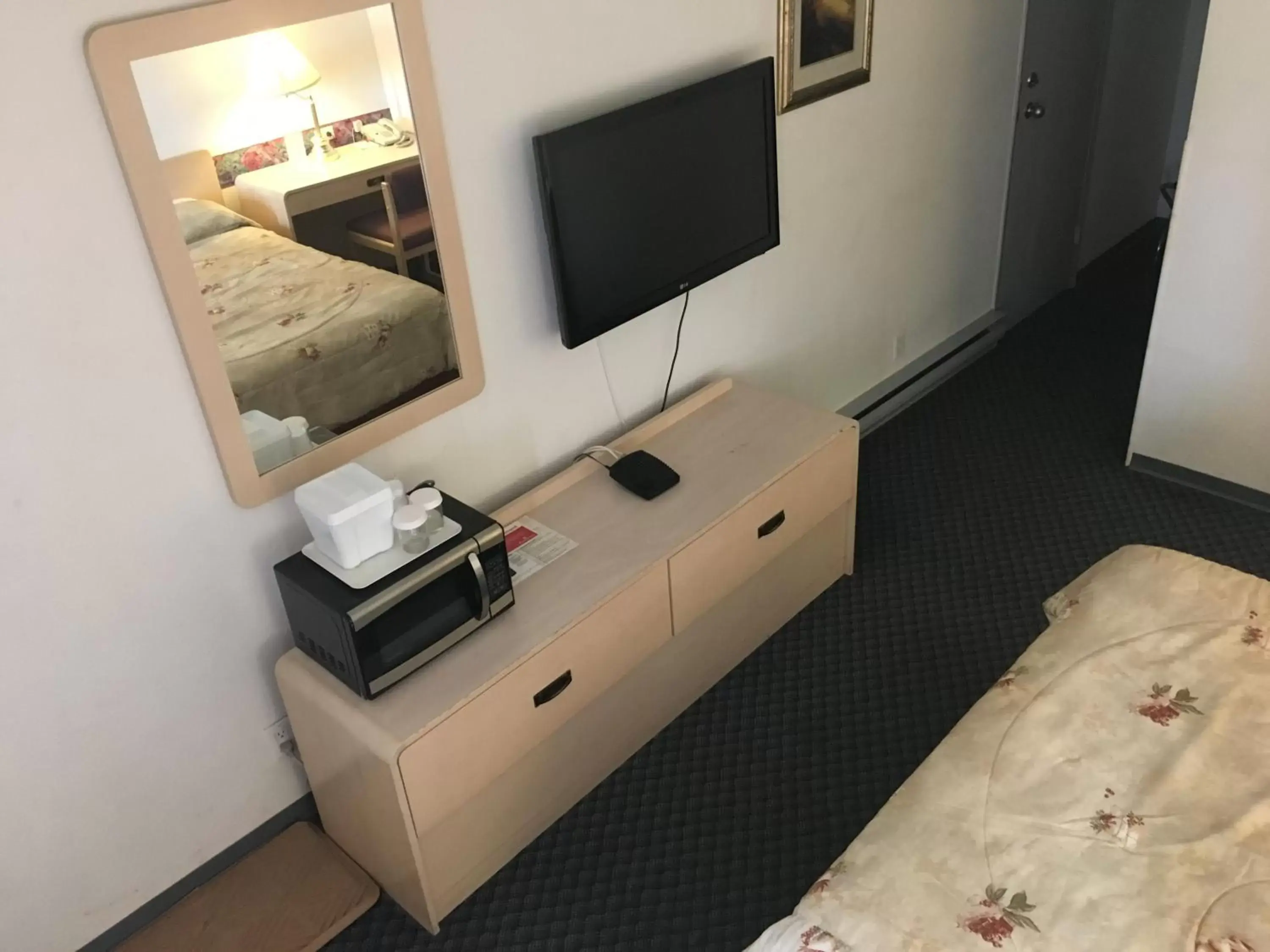 Bedroom, TV/Entertainment Center in DC Lodge