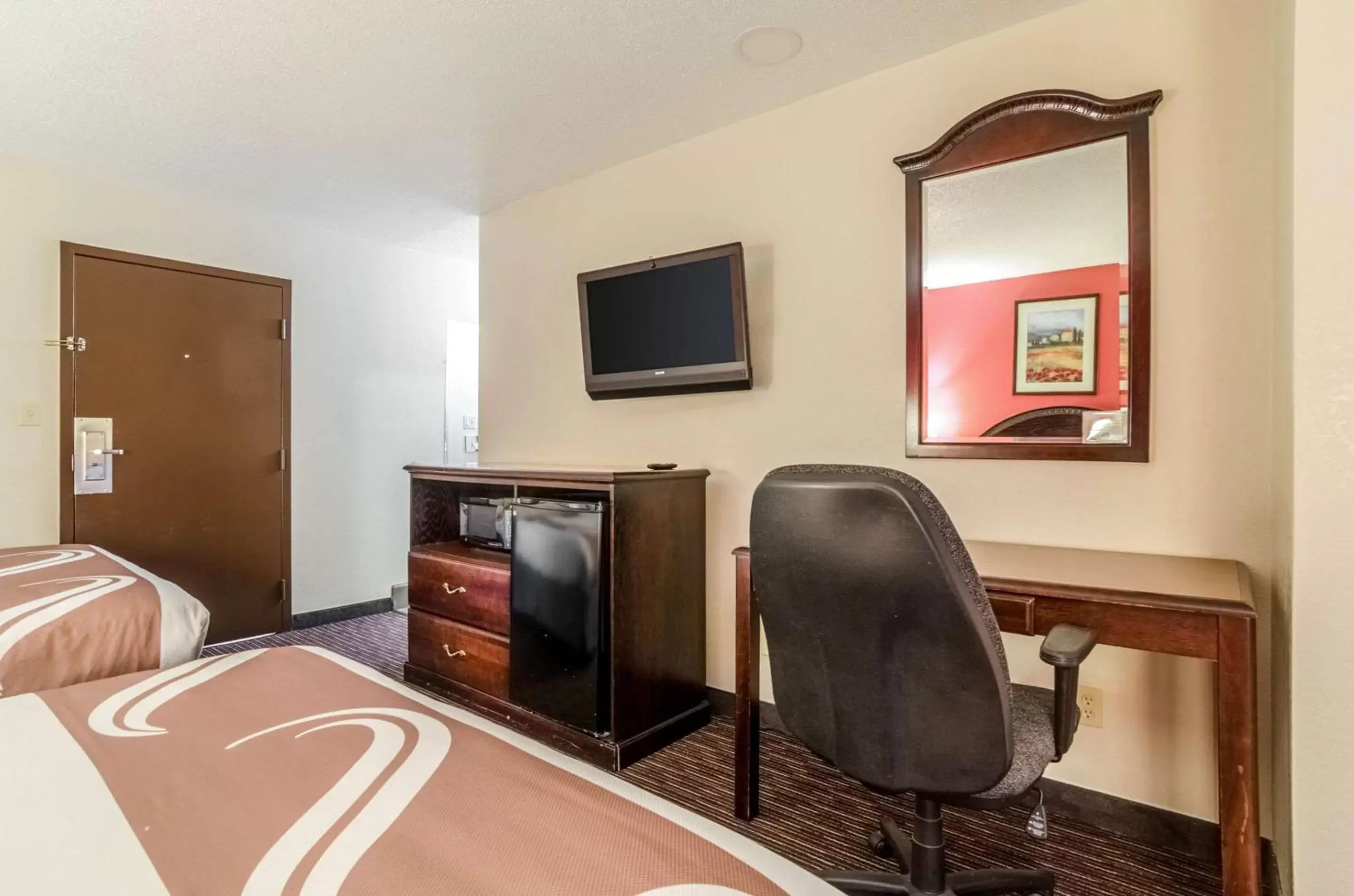 Photo of the whole room, TV/Entertainment Center in Quality Inn South