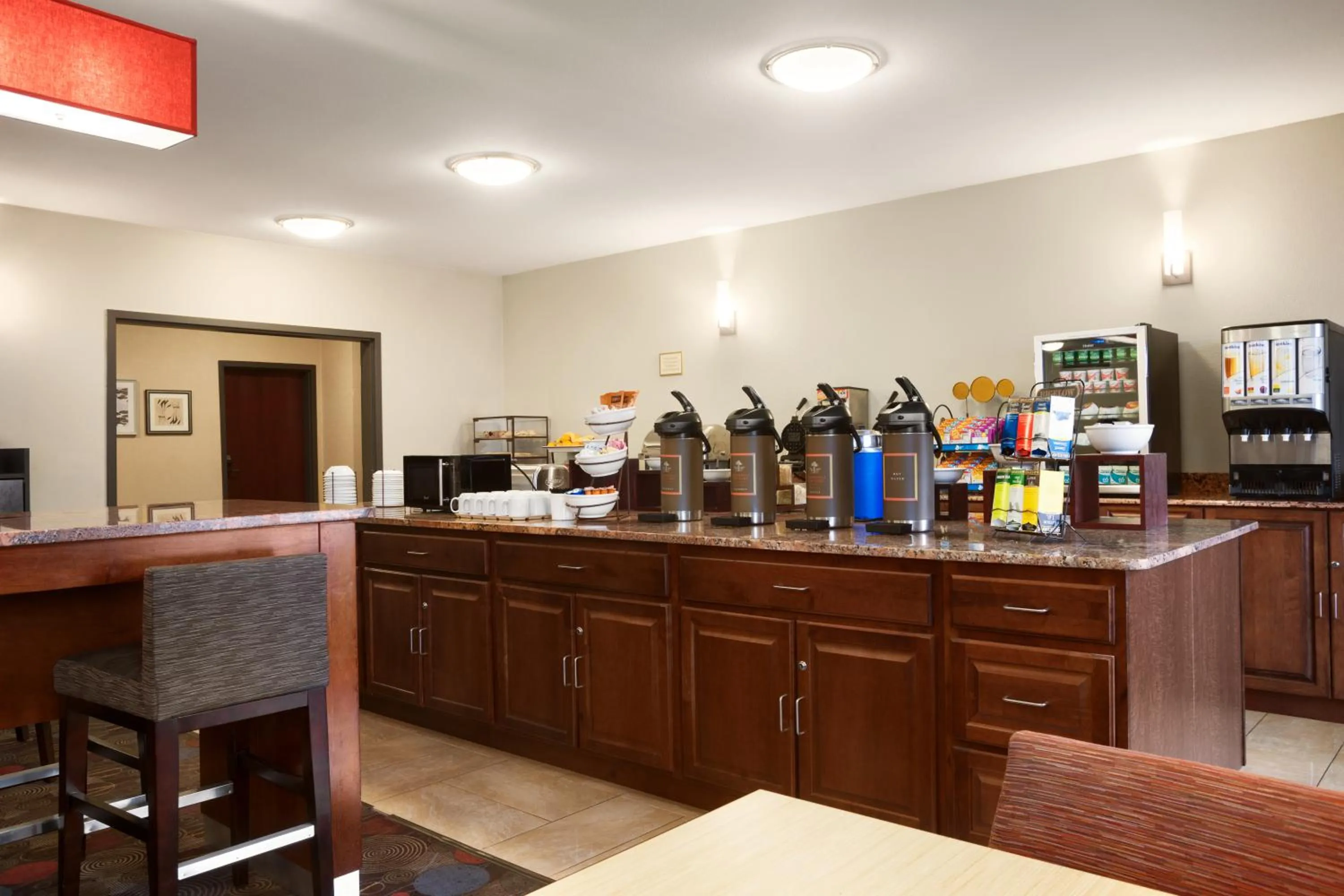Lounge or bar in Country Inn & Suites by Radisson, Dearborn, MI