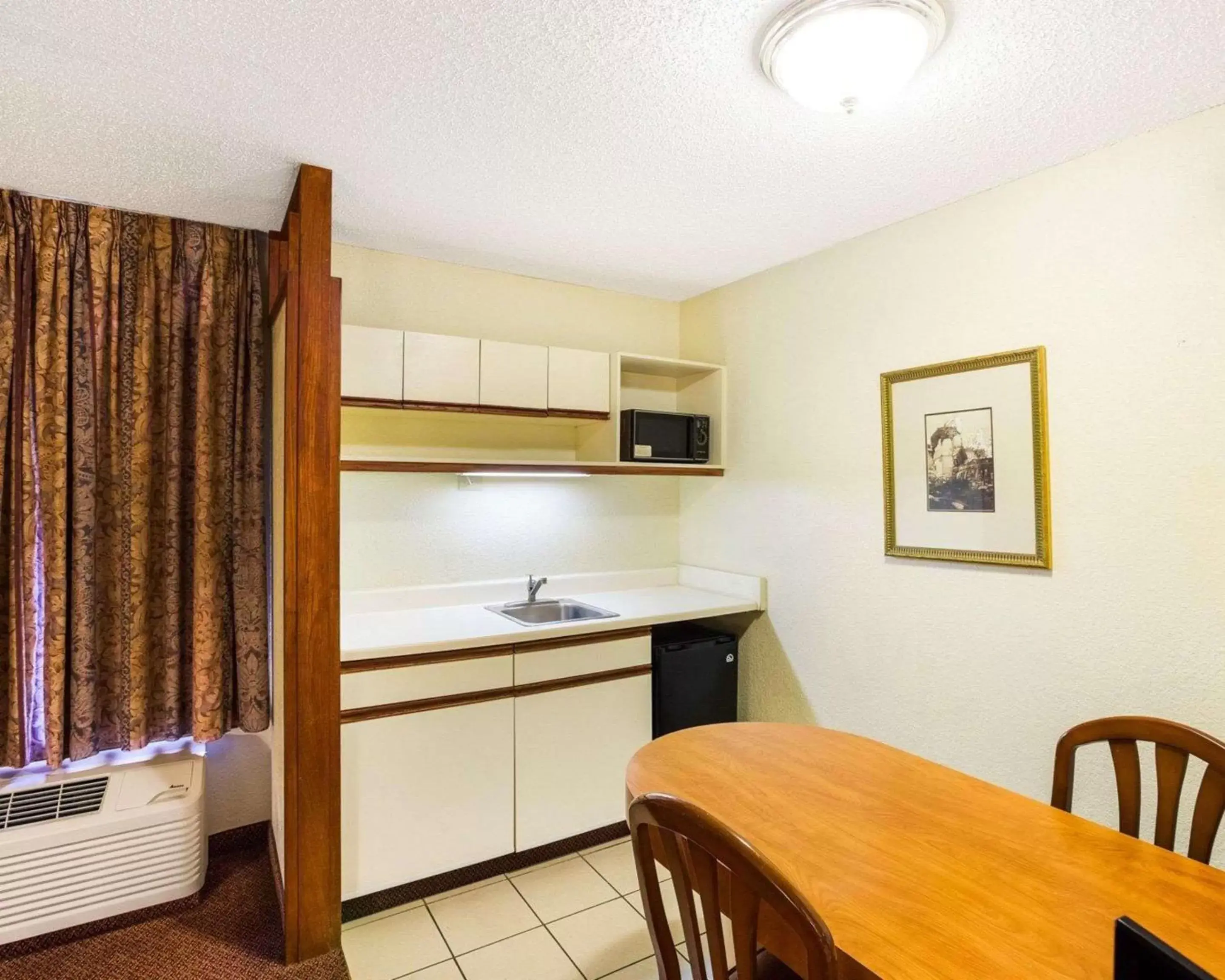 Photo of the whole room, Kitchen/Kitchenette in Rodeway Inn & Suites South of Fiesta Park
