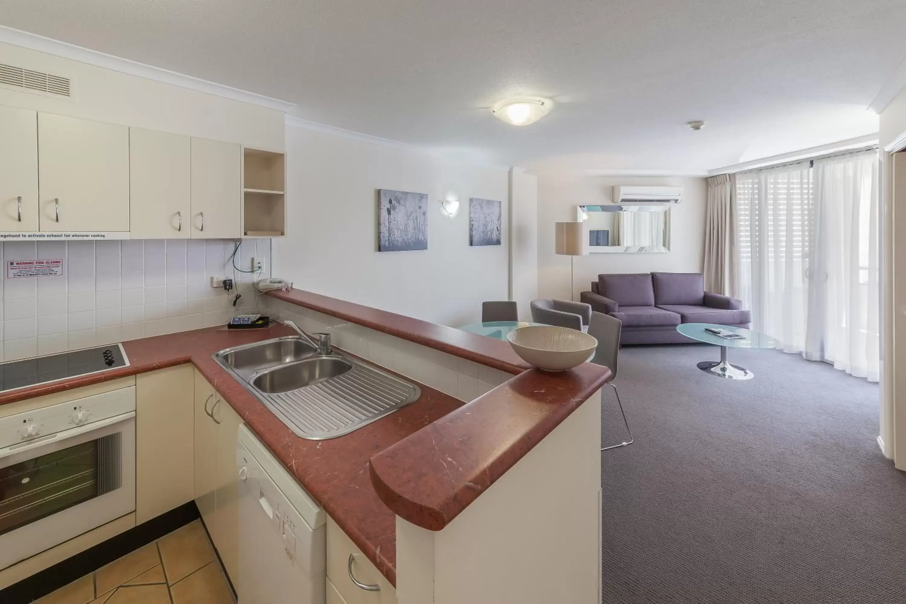 Kitchen or kitchenette, Kitchen/Kitchenette in West End Central Apartments
