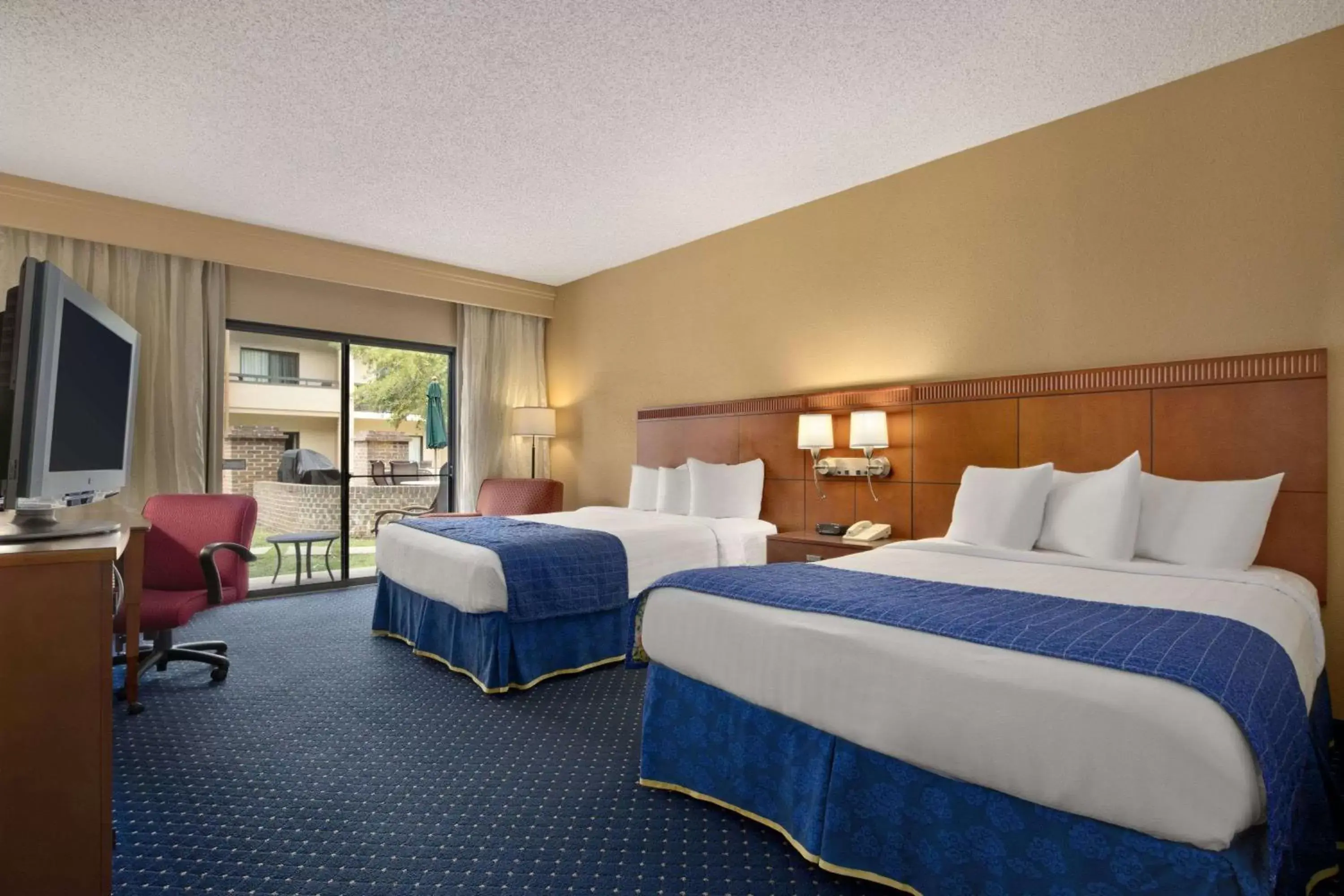 Photo of the whole room, Bed in Baymont by Wyndham Columbia Northwest