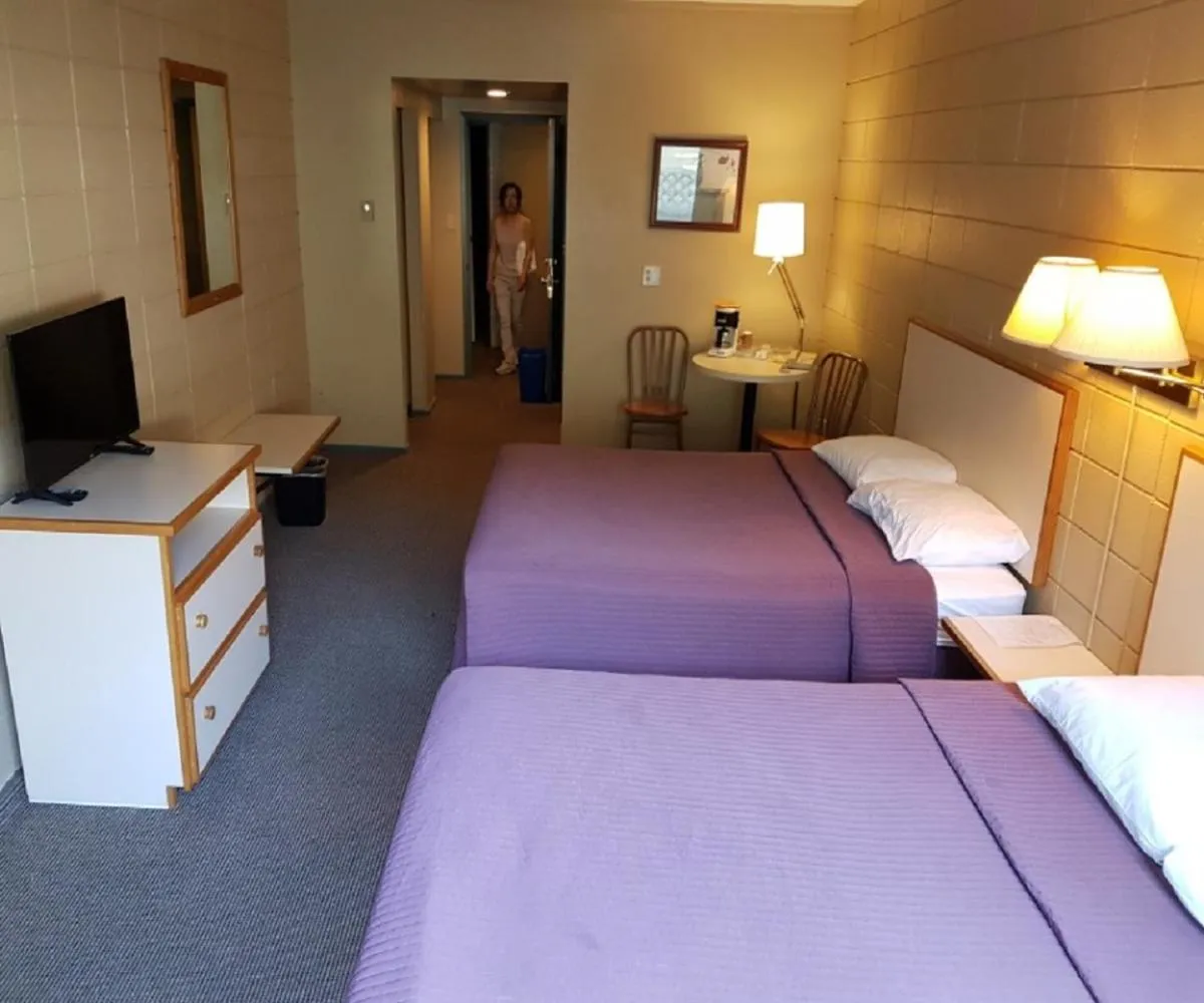 Patio, Bed in Airport Inn