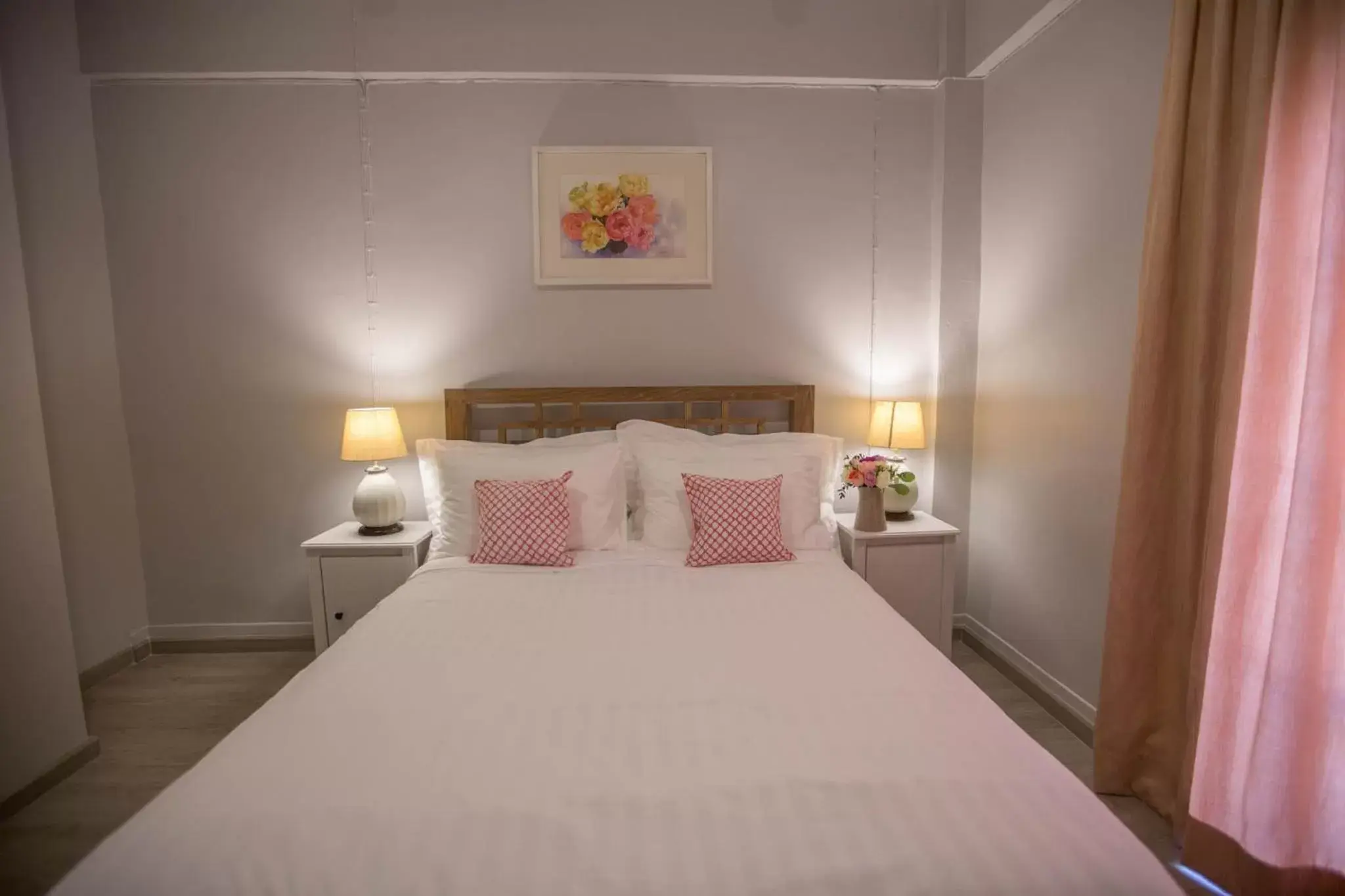 Double Room with Window in Vera Nidhra - Self check-in after 6pm Double Room with Window in Vera Nidhra - Self check-in after 6pm
