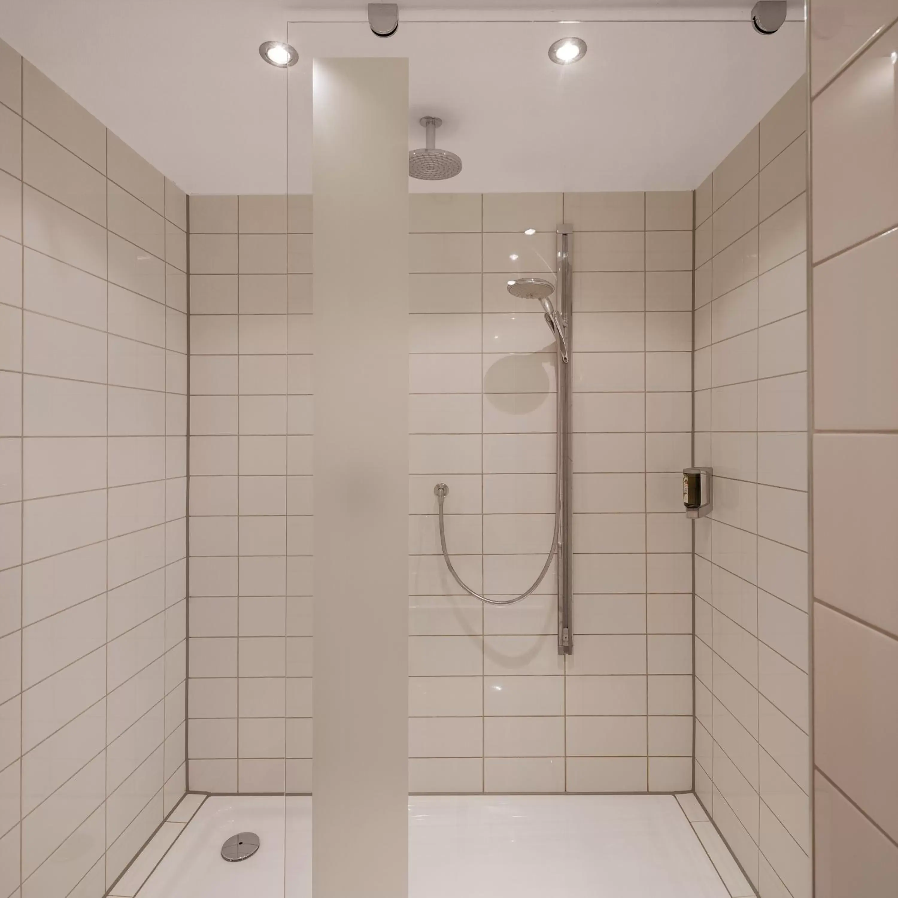 Shower, Bathroom in Hotel Newton Heilbronn