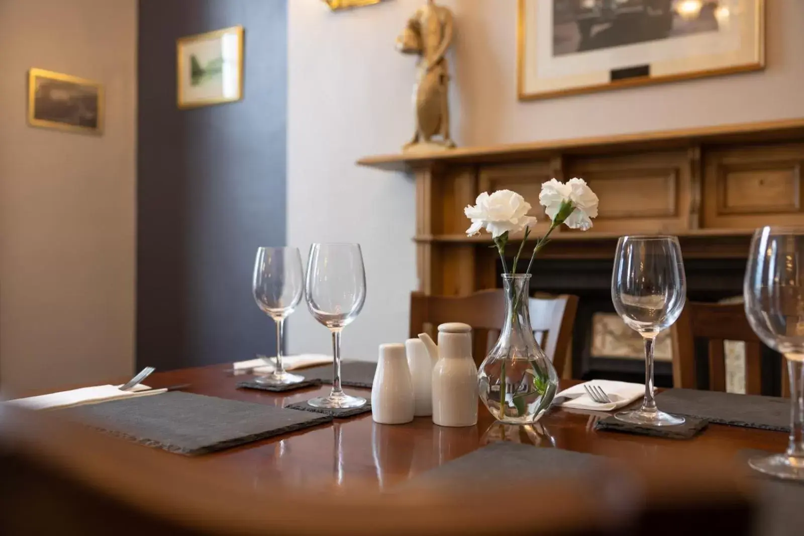 Drinks, Restaurant/Places to Eat in Castle Hotel Haverfordwest