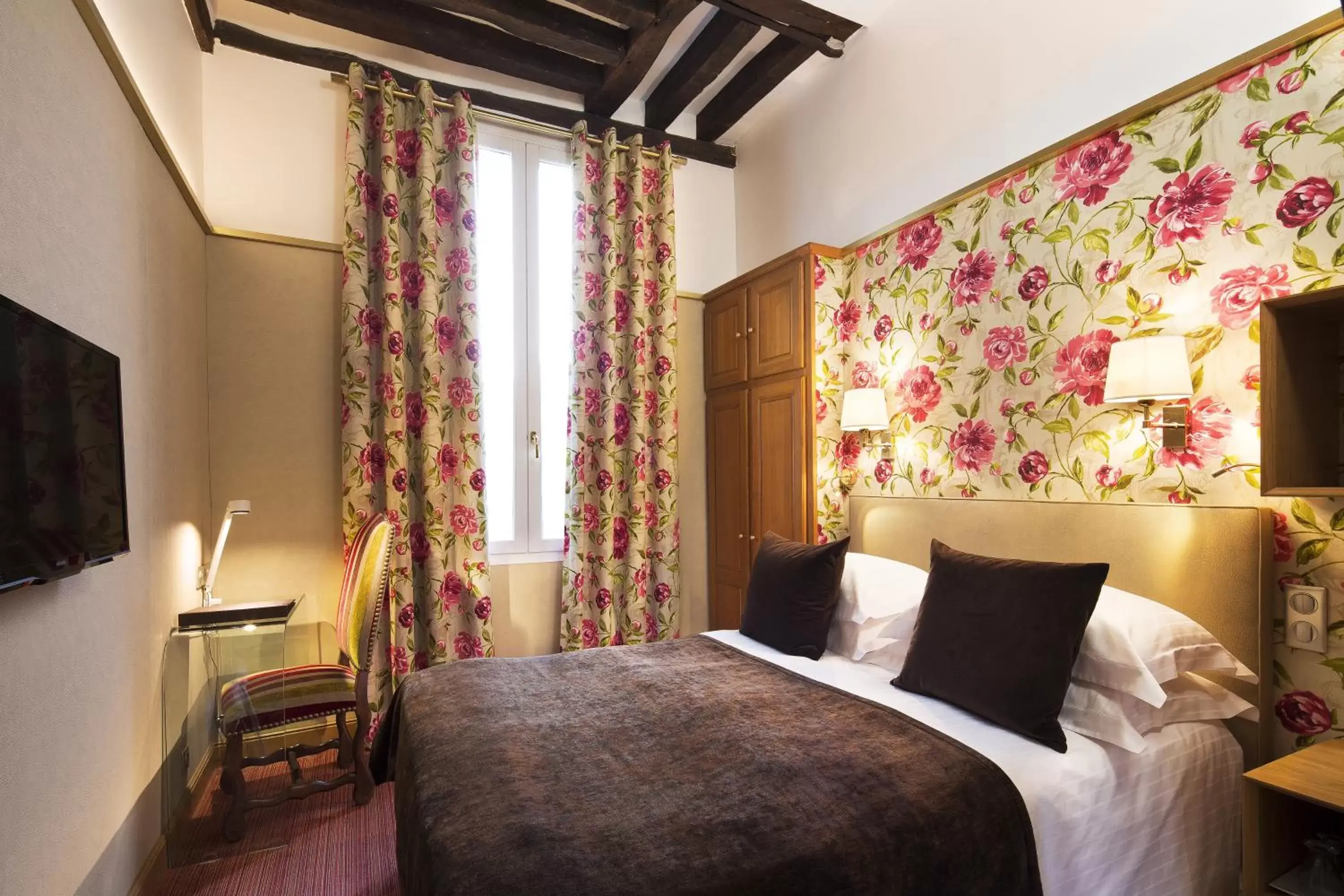 Bedroom, Bed in Hôtel Saint-Paul Rive-Gauche