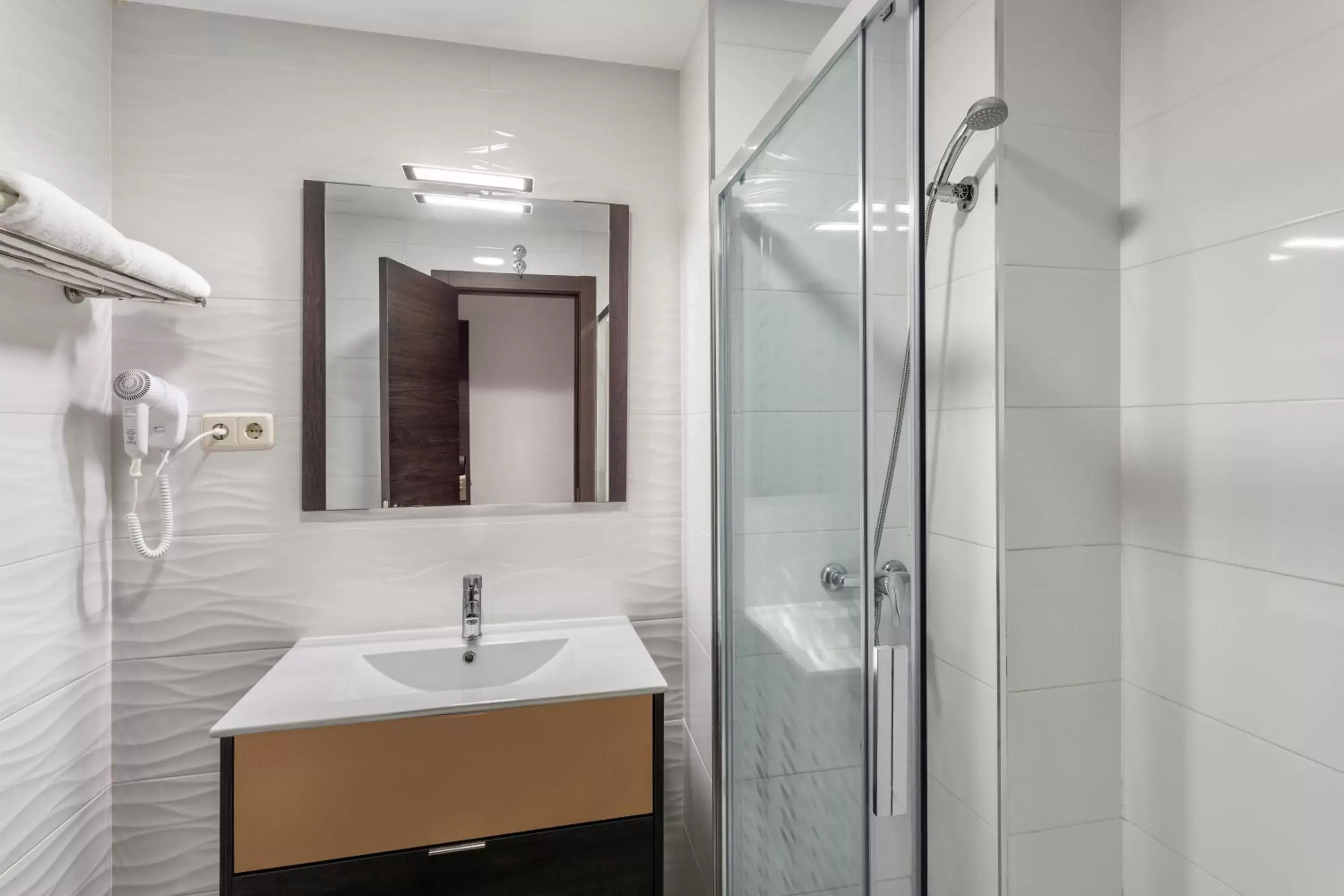 Shower, Bathroom in Hotel Victoria Valdemoro Inspired by B&B HOTELS