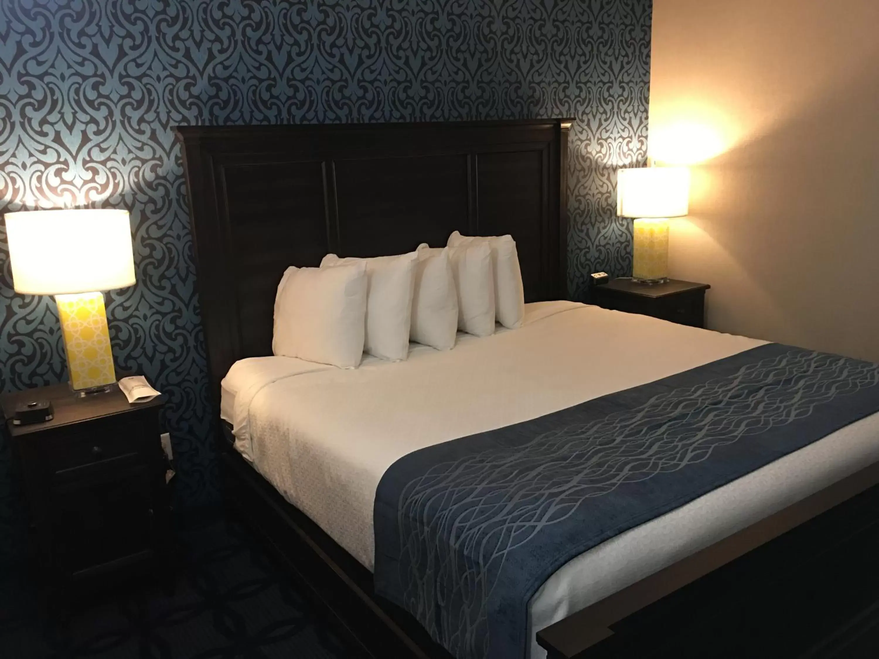 Bedroom, Bed in Lighthouse Hospitality Hannibal - Riverside Inn
