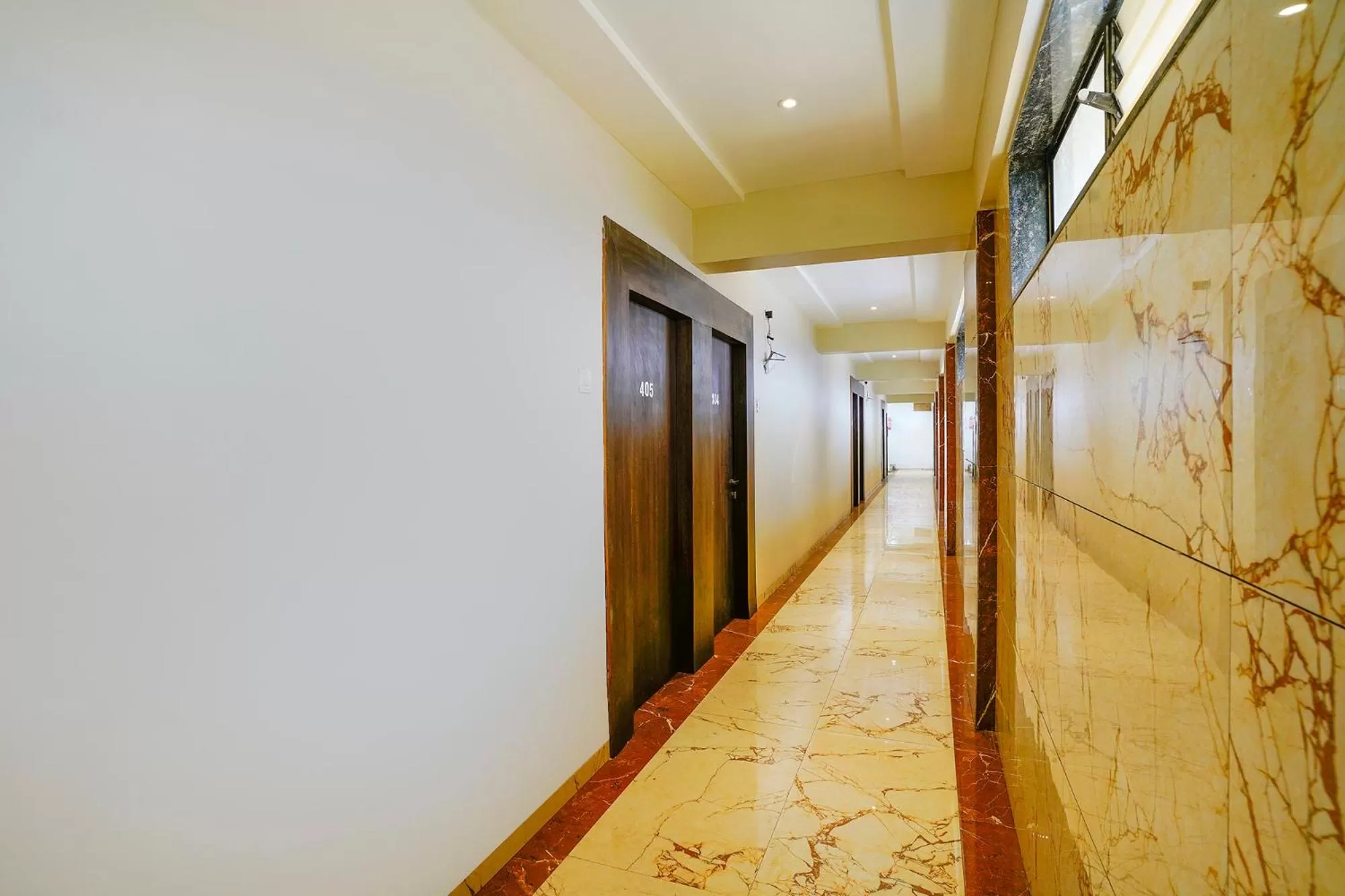 Lobby or reception in FabHotel Bhiwandi Palace