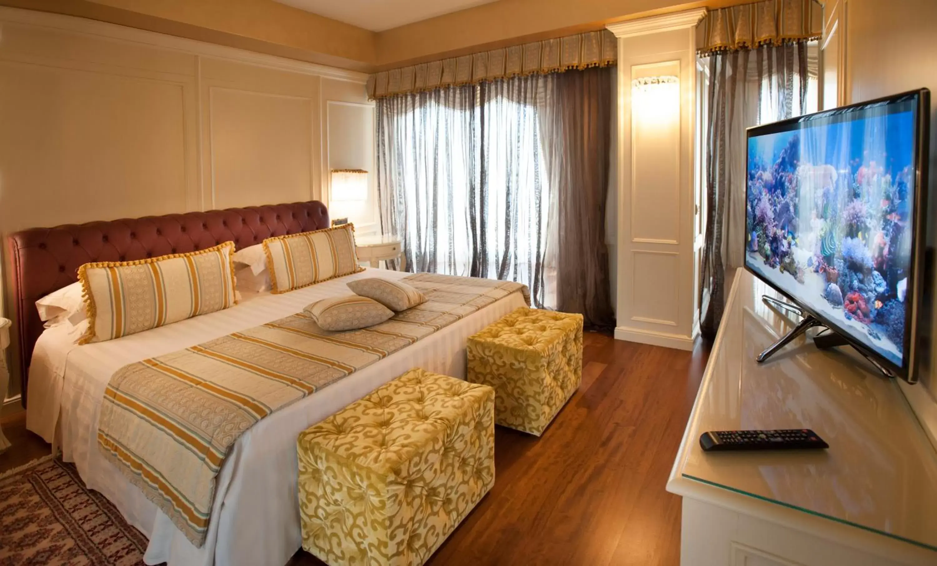 Bed, TV/Entertainment Center in Hotel Calissano