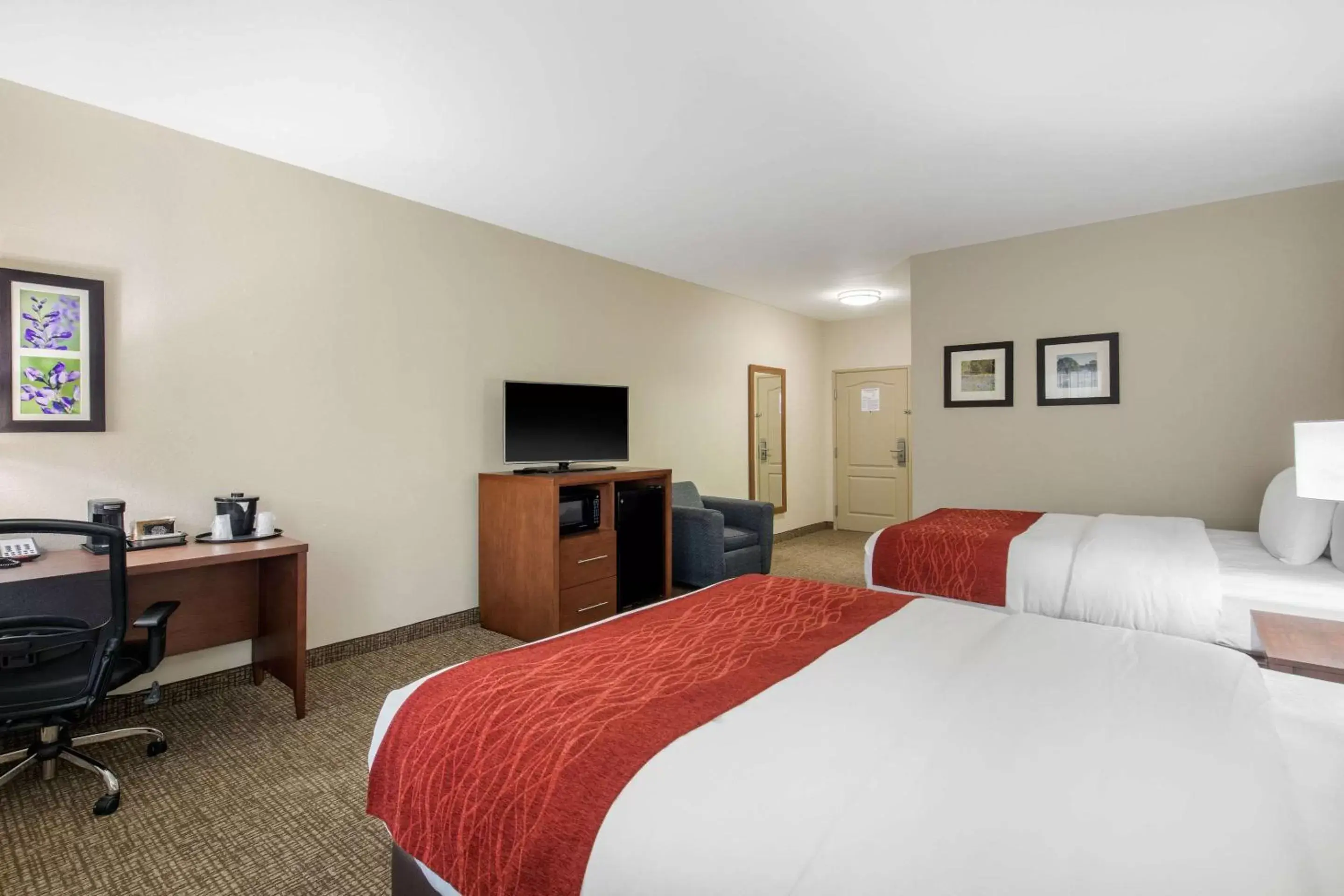 Photo of the whole room, Bed in Comfort Inn & Suites Cedar Hill Duncanville