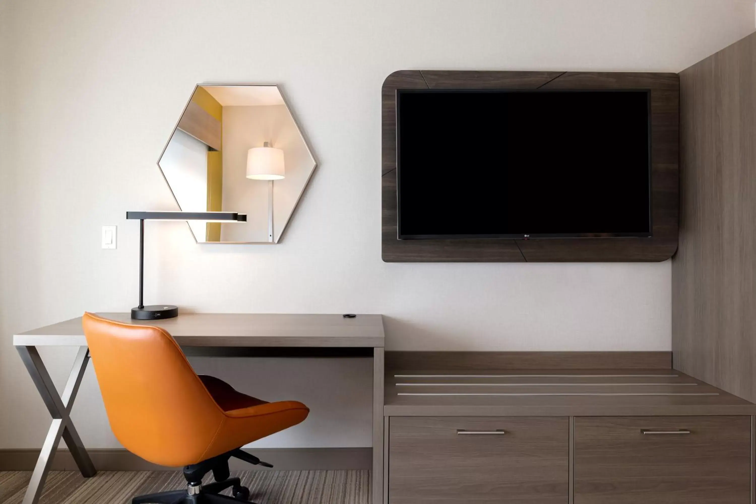 TV and multimedia, TV/Entertainment Center in Holiday Inn Express & Suites - Glendale Downtown