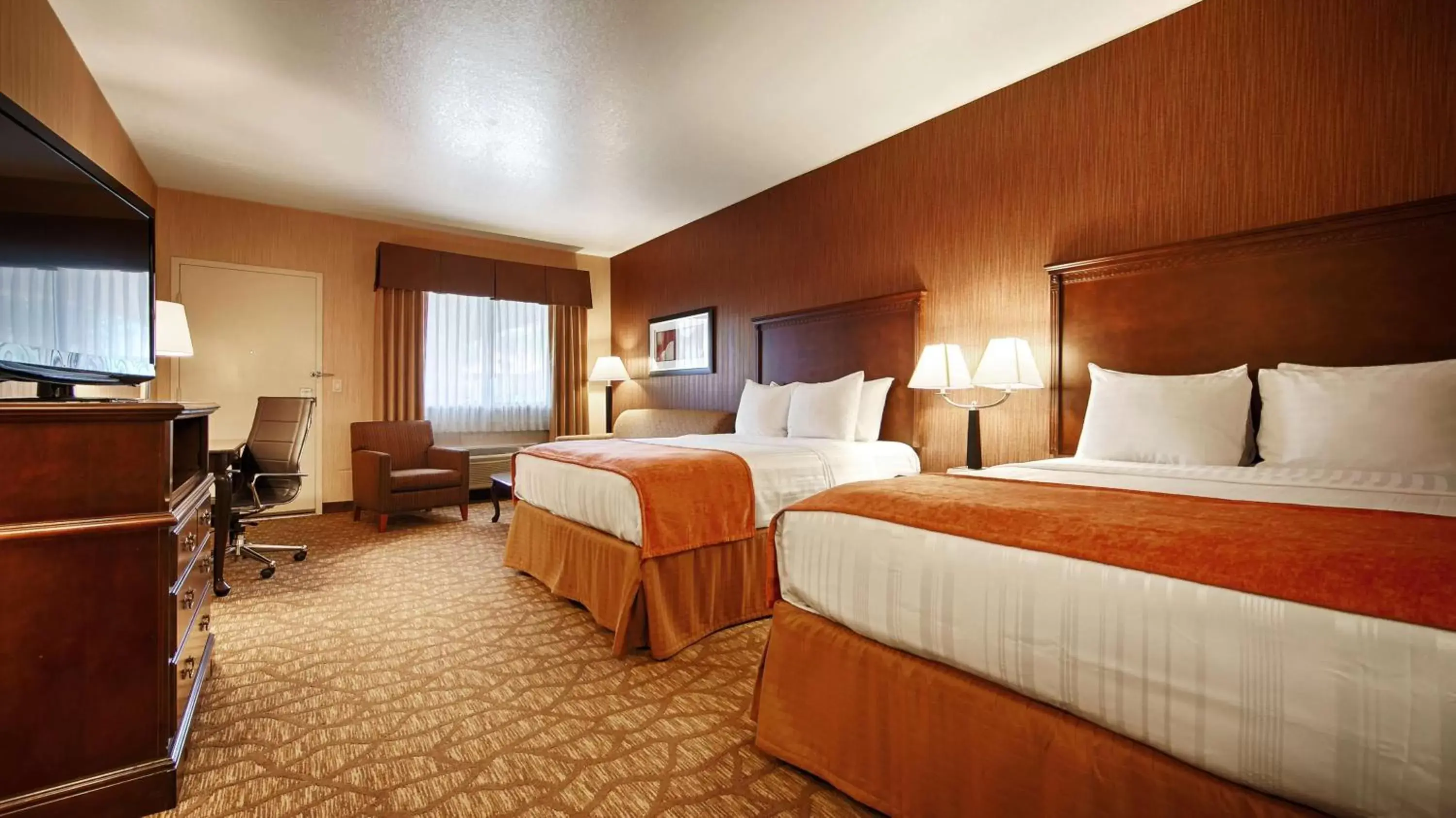 Photo of the whole room, Bed in Best Western San Dimas Hotel & Suites