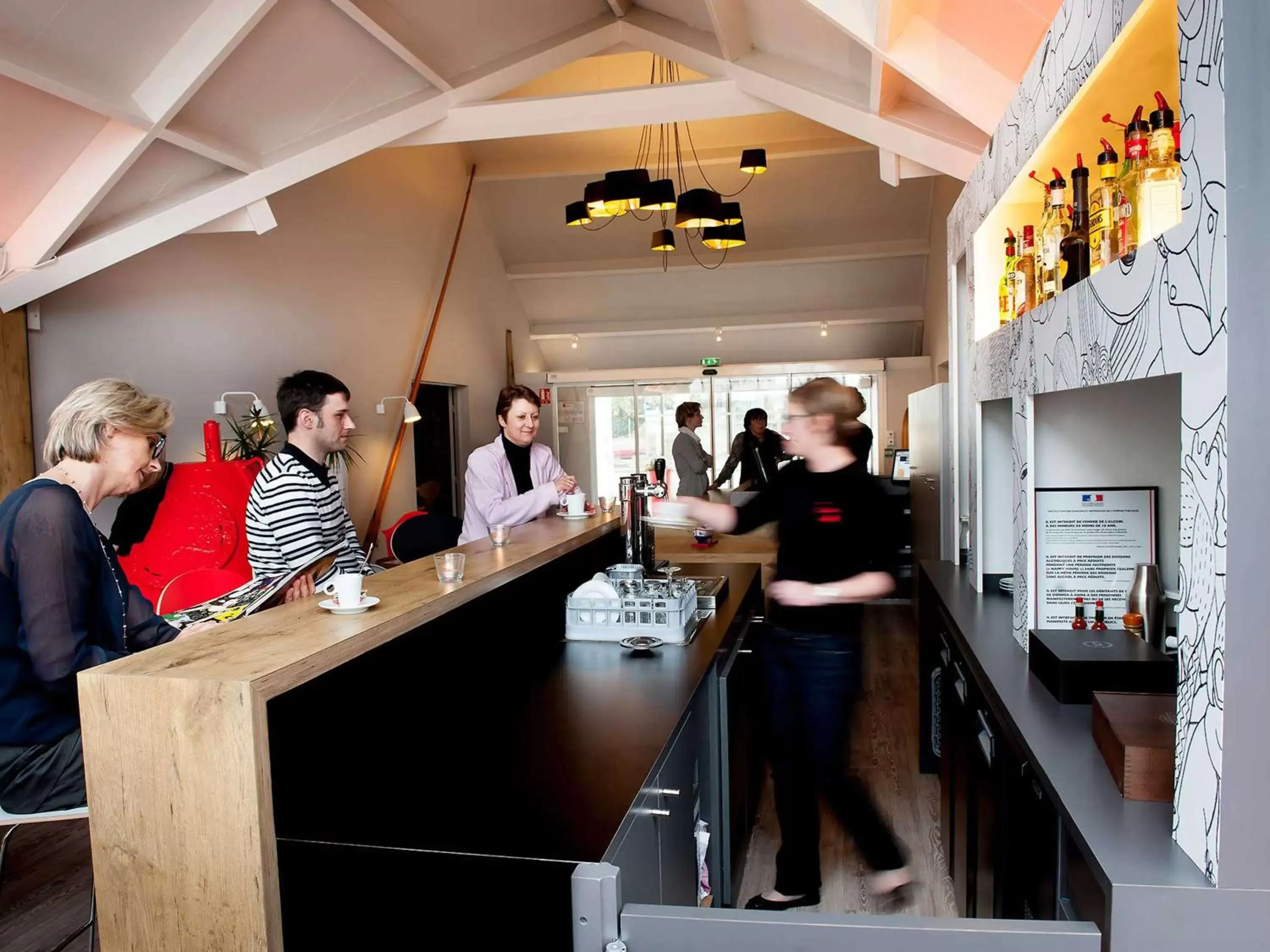Lounge or bar in ibis Brest Kergaradec