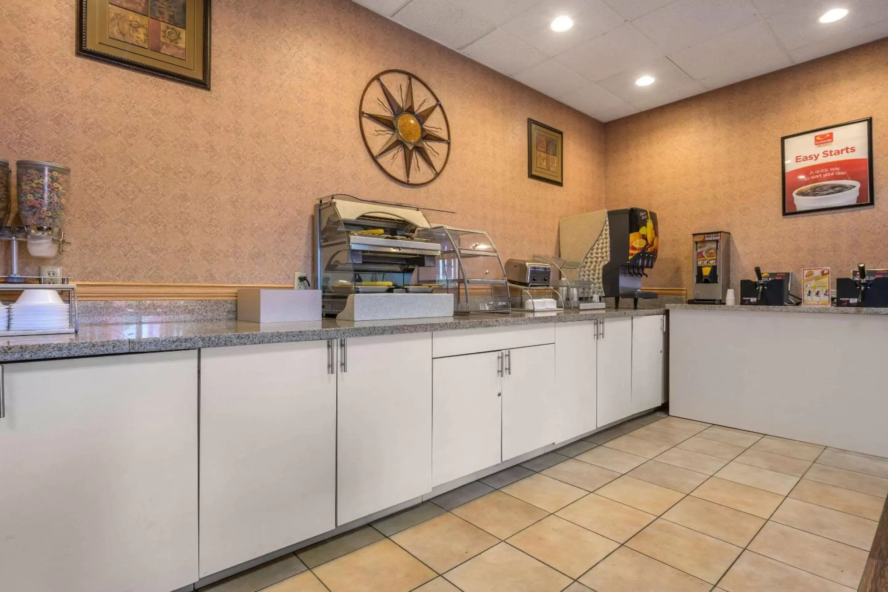 Restaurant/places to eat, Kitchen/Kitchenette in Econo Lodge Inn & Suites Triadelphia