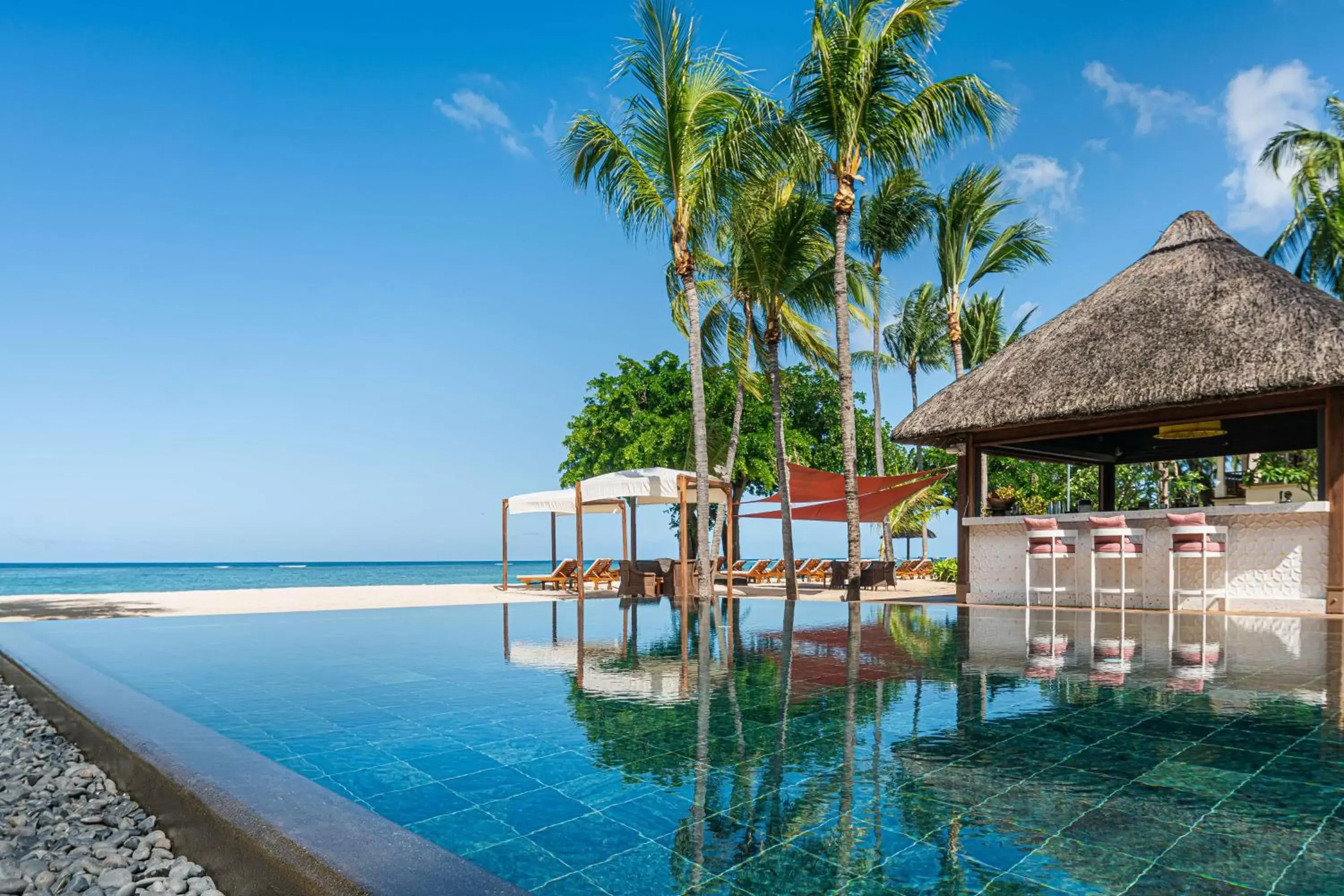 Lounge or bar, Swimming Pool in Hilton Mauritius Resort & Spa