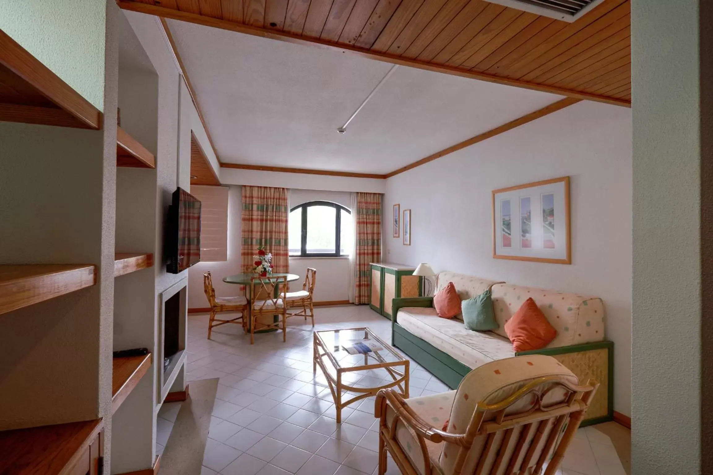 Living room, Dining Area in Muthu Oura Praia Hotel