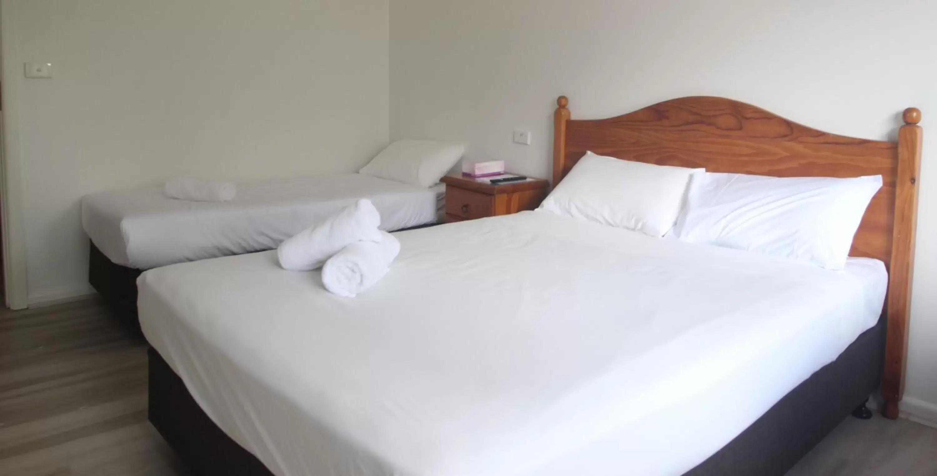 Bed in Lakeside Inn Wollongong