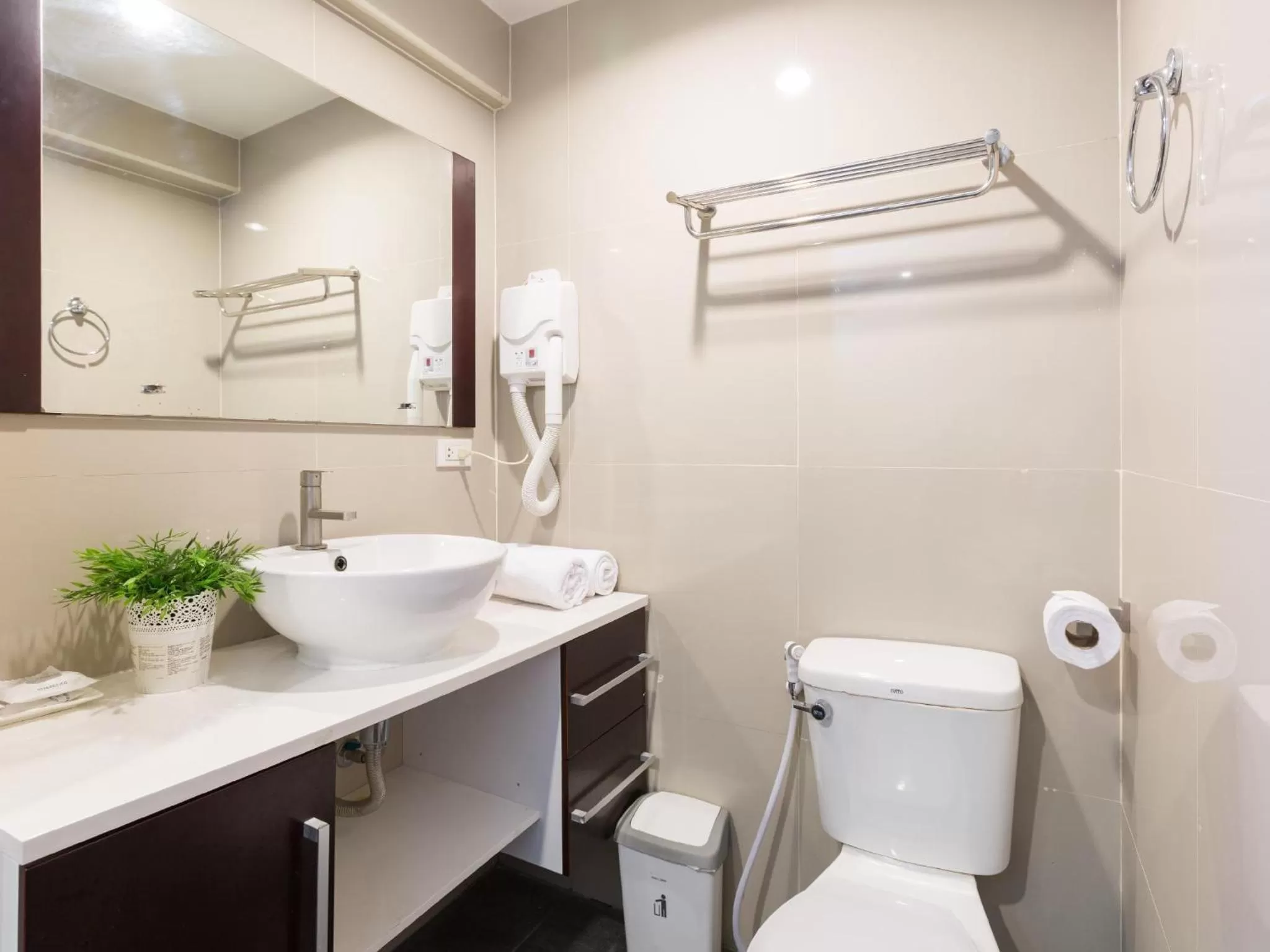 Bathroom in Ratchada Point Hotel