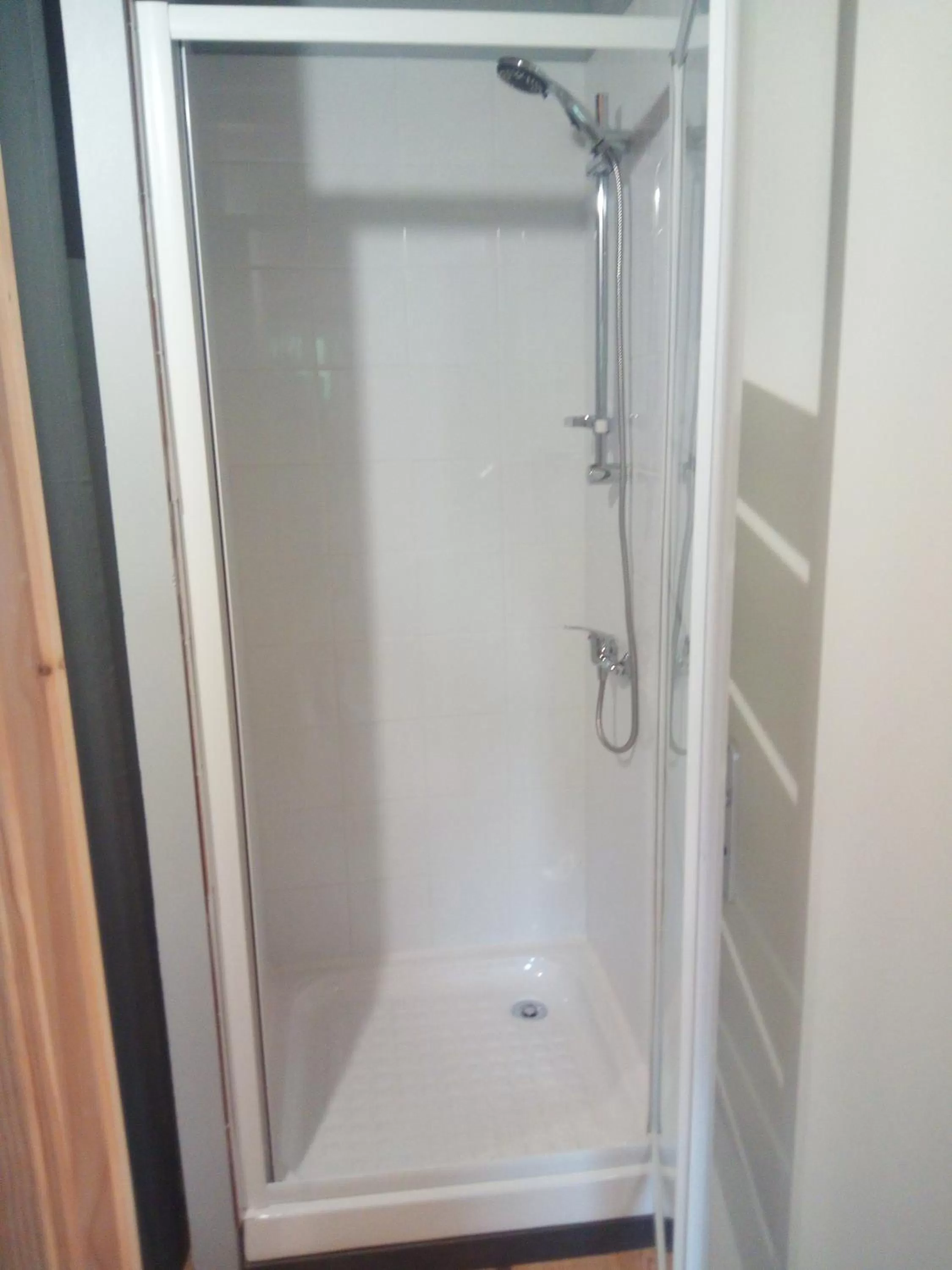 Shower, Bathroom in Le Jardin Enchanteur, chaleureuse maison d'hôtes calme et accueillante