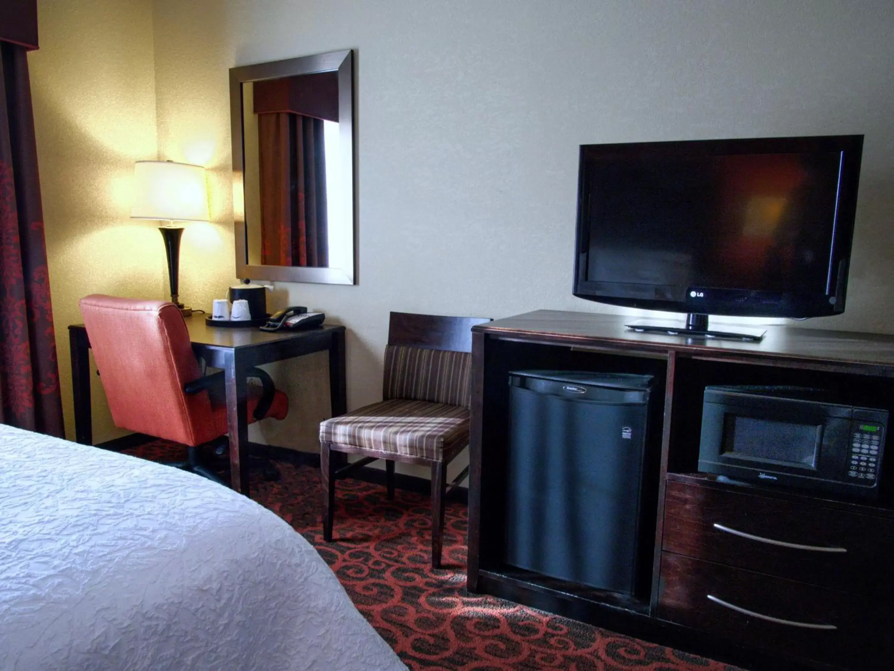 Bedroom, TV/Entertainment Center in Hampton Inn & Suites Elk City