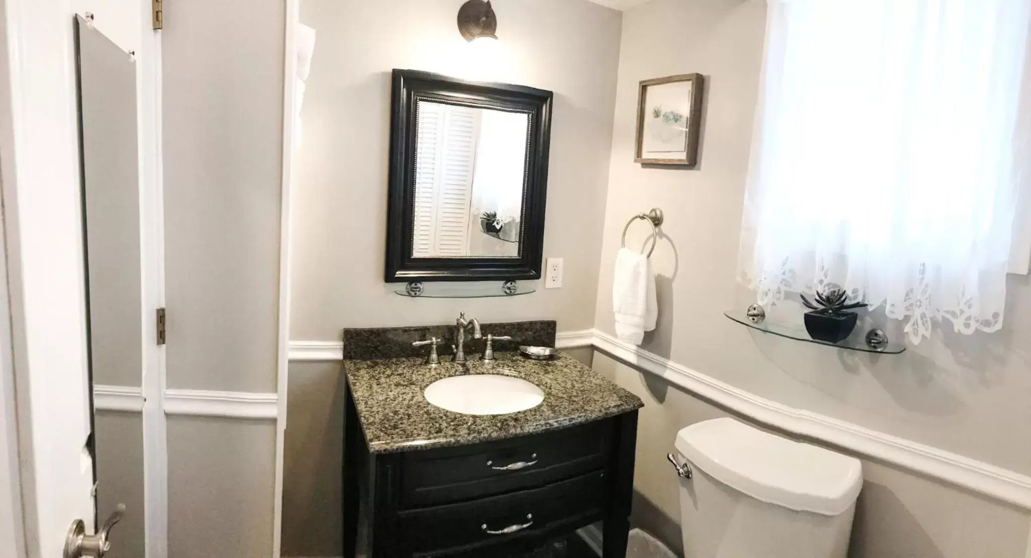 Bathroom in The Dahlonega Square Hotel & Villas