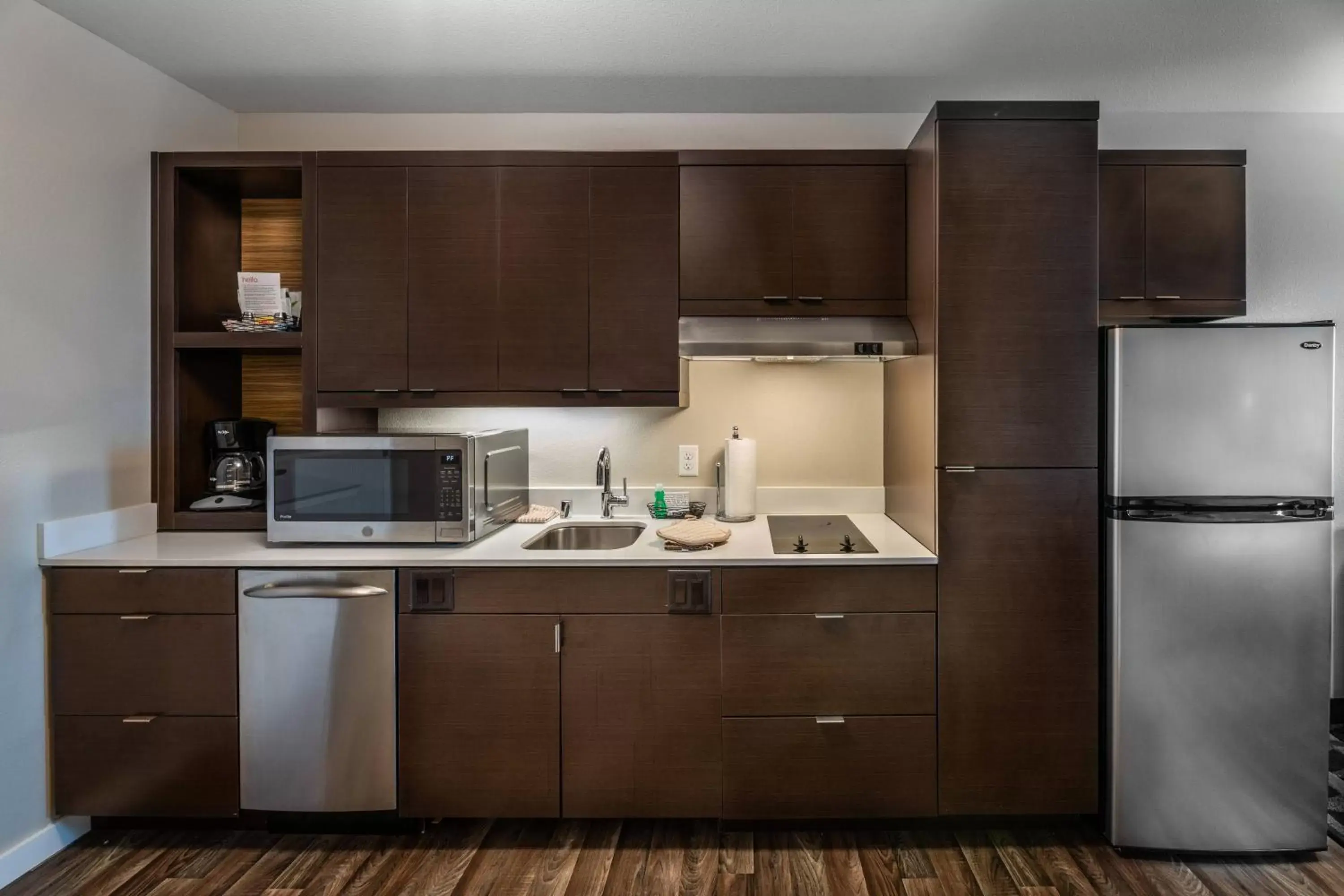 Kitchen or kitchenette, Kitchen/Kitchenette in TownePlace Suites by Marriott Milwaukee Oak Creek