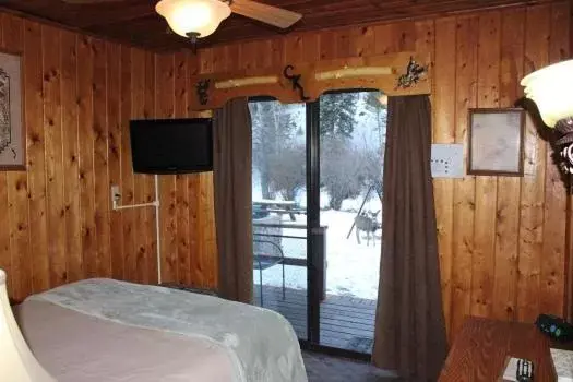 Bedroom, Bed in Copper King Lodge