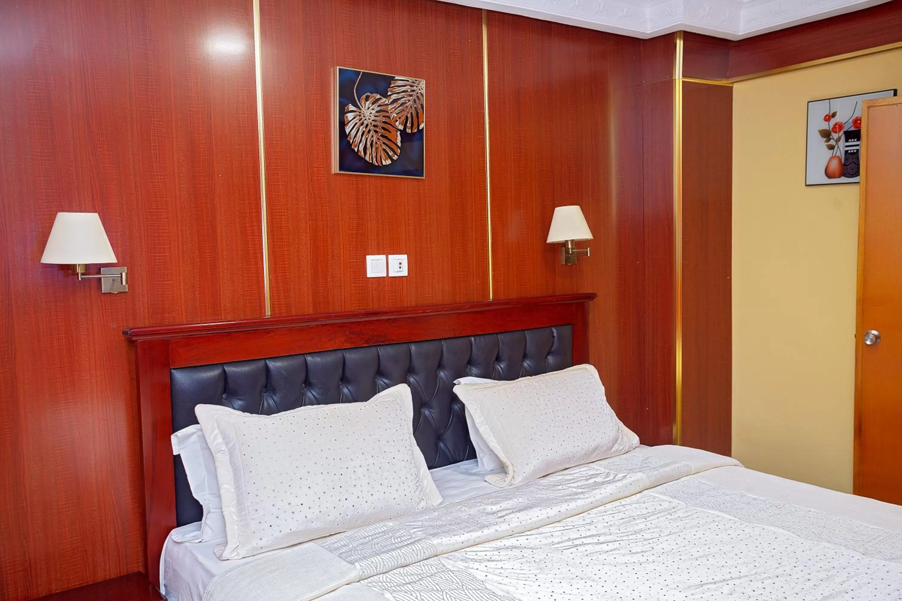 NOUBOU INTERNATIONAL HOTEL BONAPRISO