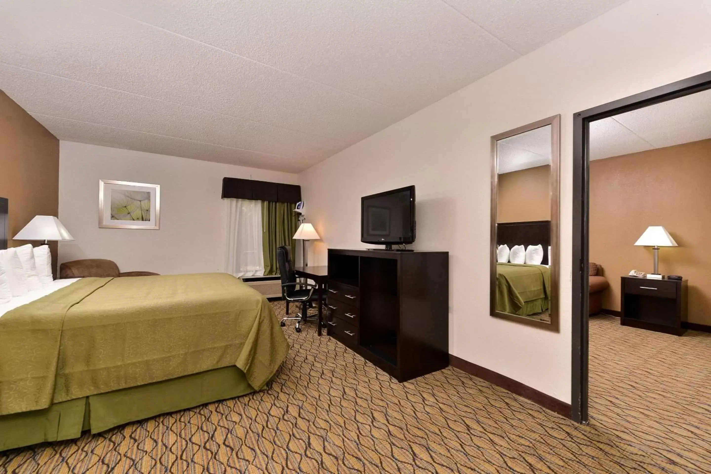 Photo of the whole room, Bed in Quality Inn & Suites Matteson near I-57