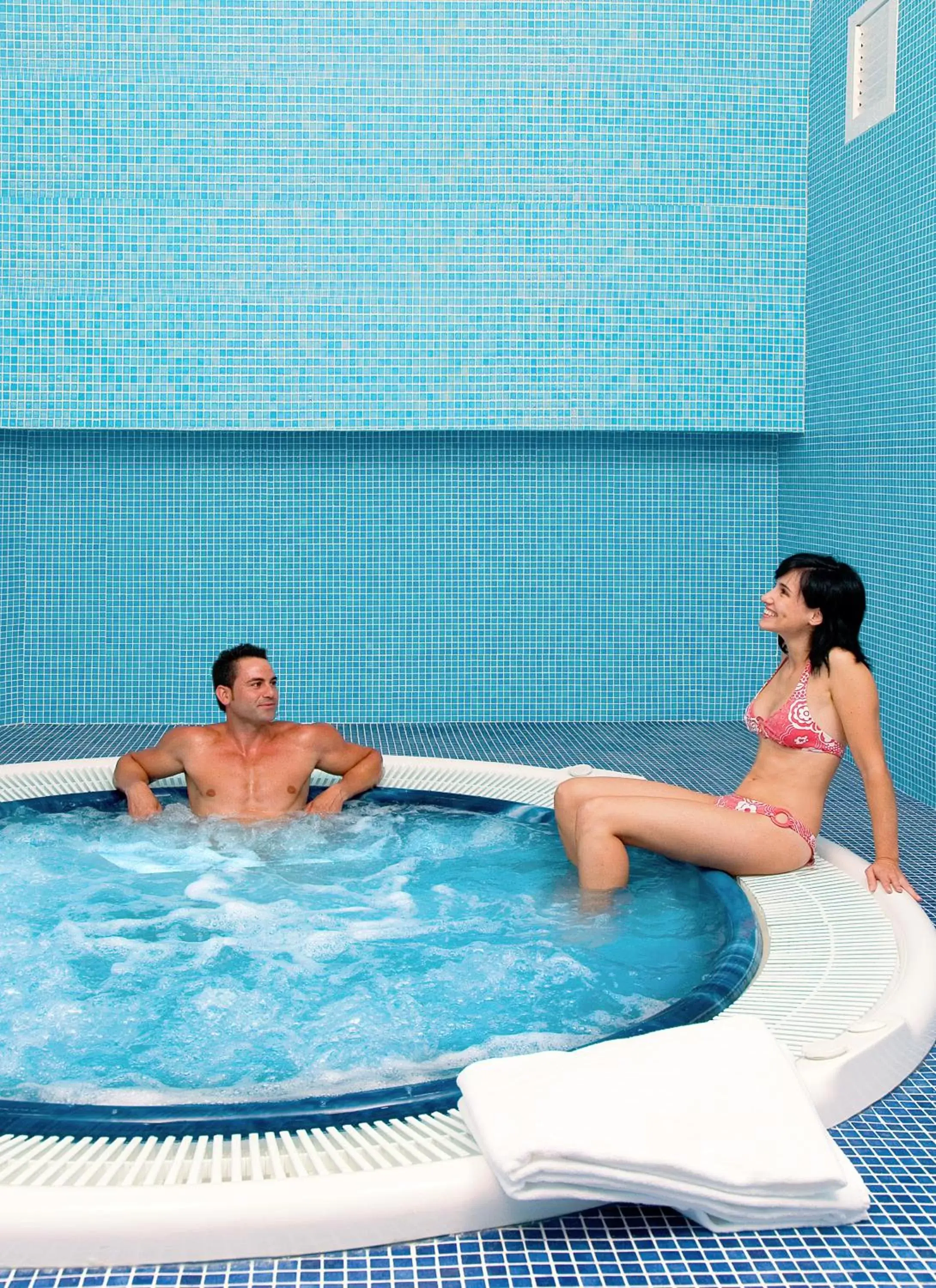 Hot Tub, Swimming Pool in Hotel RH Gijón & Spa