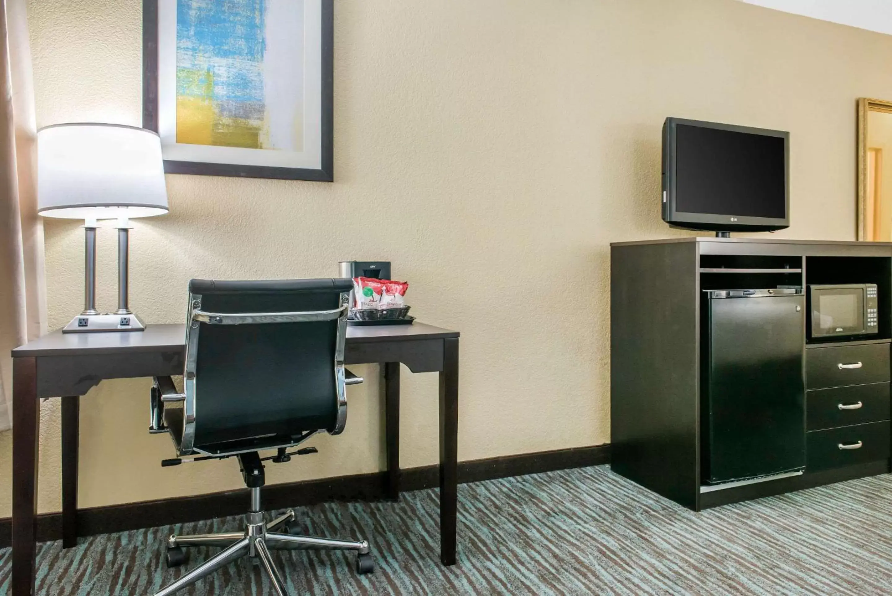 Photo of the whole room, TV/Entertainment Center in Clarion Inn Dayton Airport