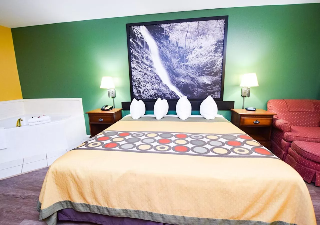 Photo of the whole room, Bed in Super 8 by Wyndham Searcy AR