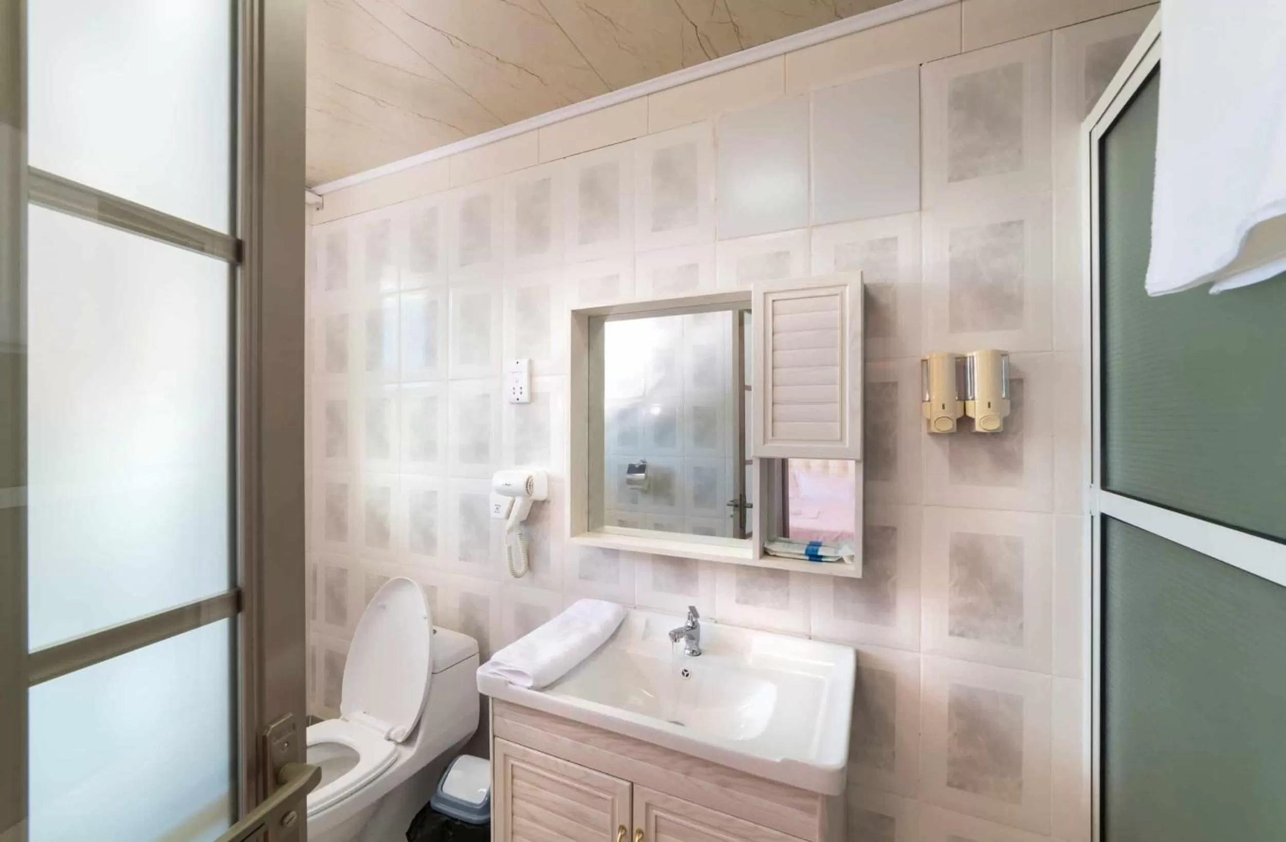 Bathroom in Riverside Hotel