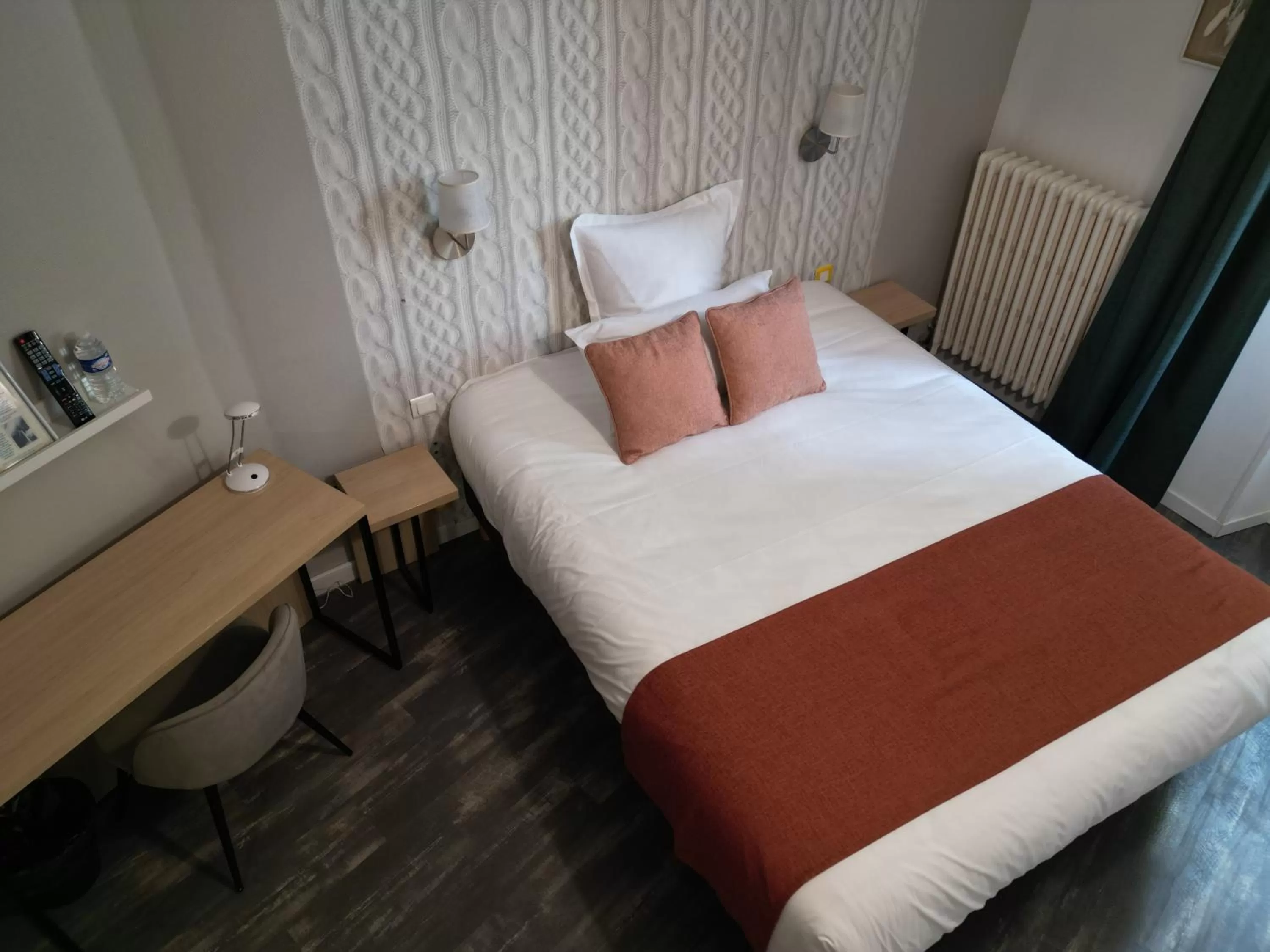 Photo of the whole room, Bed in Contact Hôtel les Platanes Villeneuve sur Lot Centre