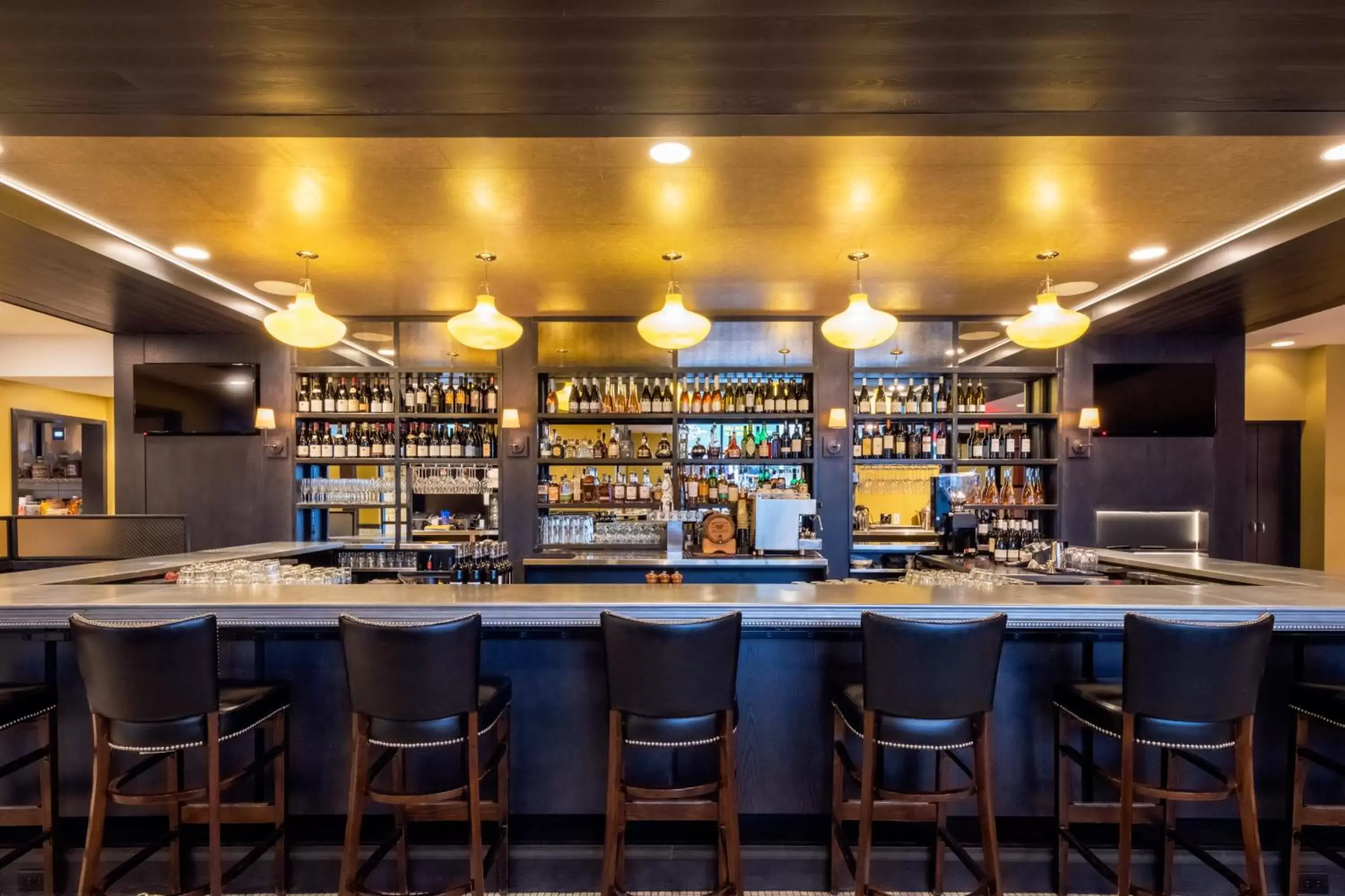 Lounge or bar in The Cloudveil, Autograph Collection Lounge or bar in The Cloudveil, Autograph Collection