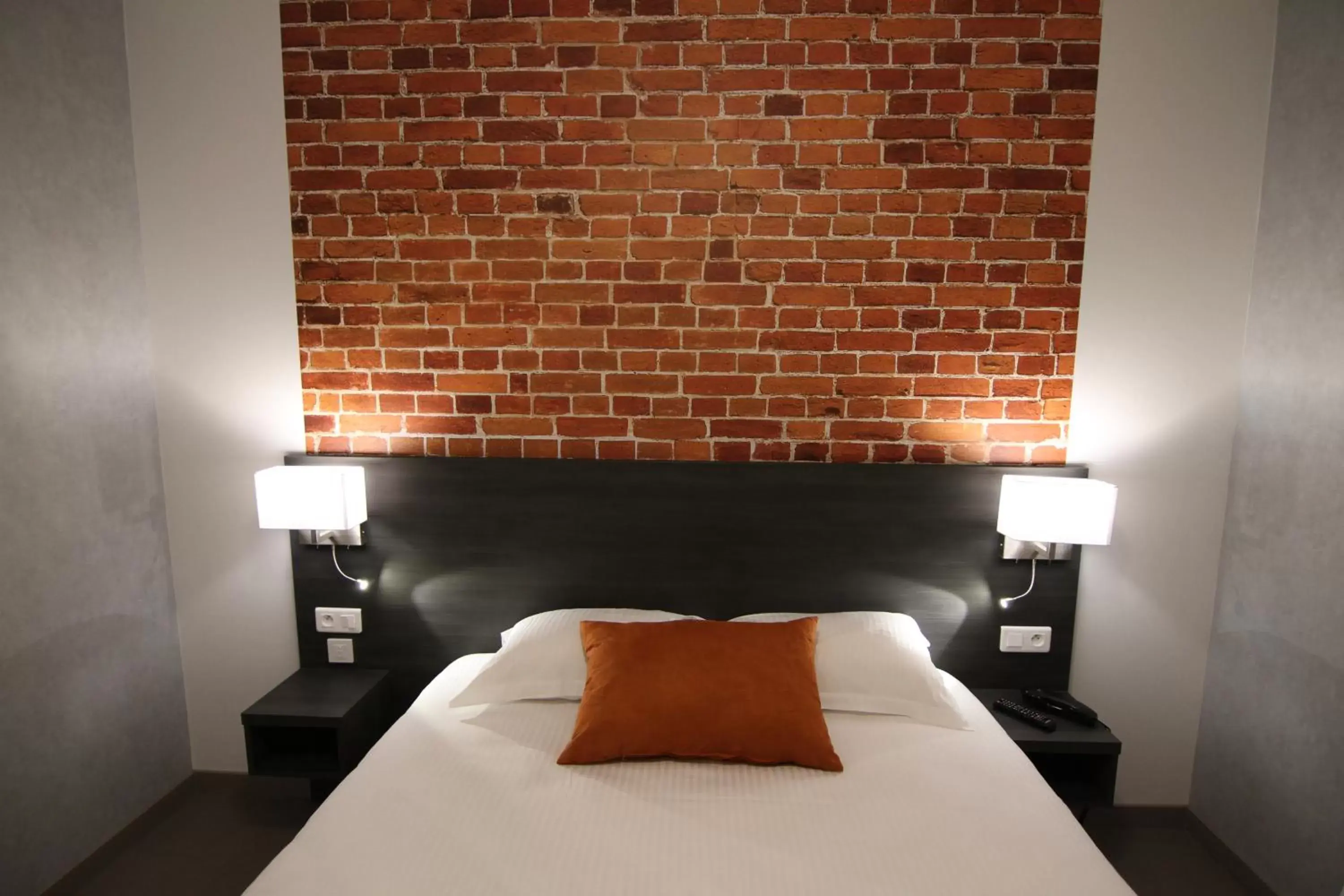 Bedroom, Bed in Logis hôtel - La Chambre D'Amiens