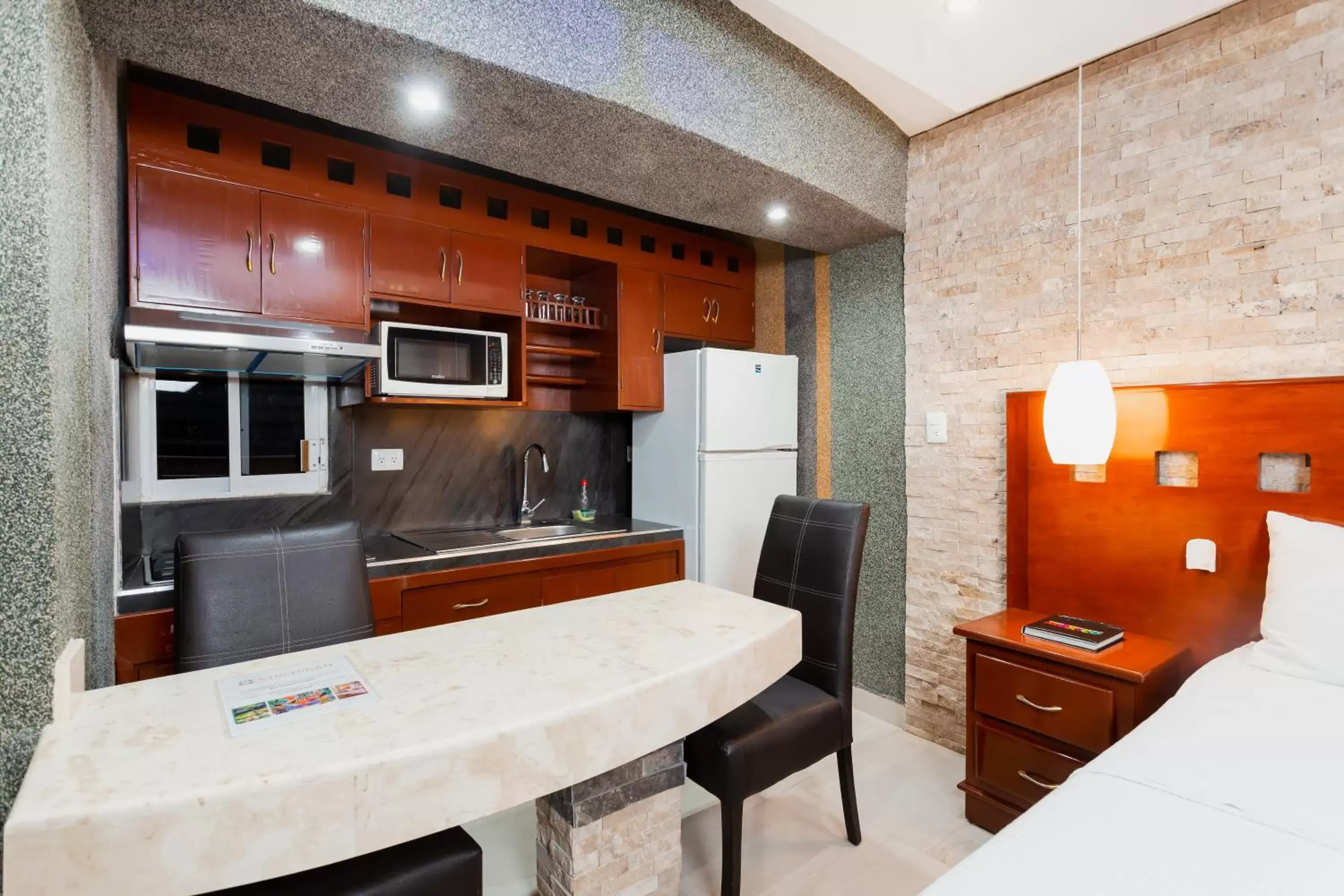 Kitchen/Kitchenette in Hotel & Suites Country