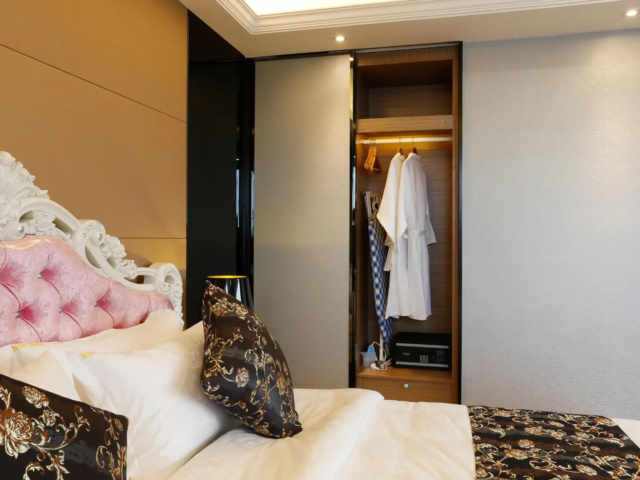 Bedroom, Bed in Pengman Beijing Rd. A-mall Apartment