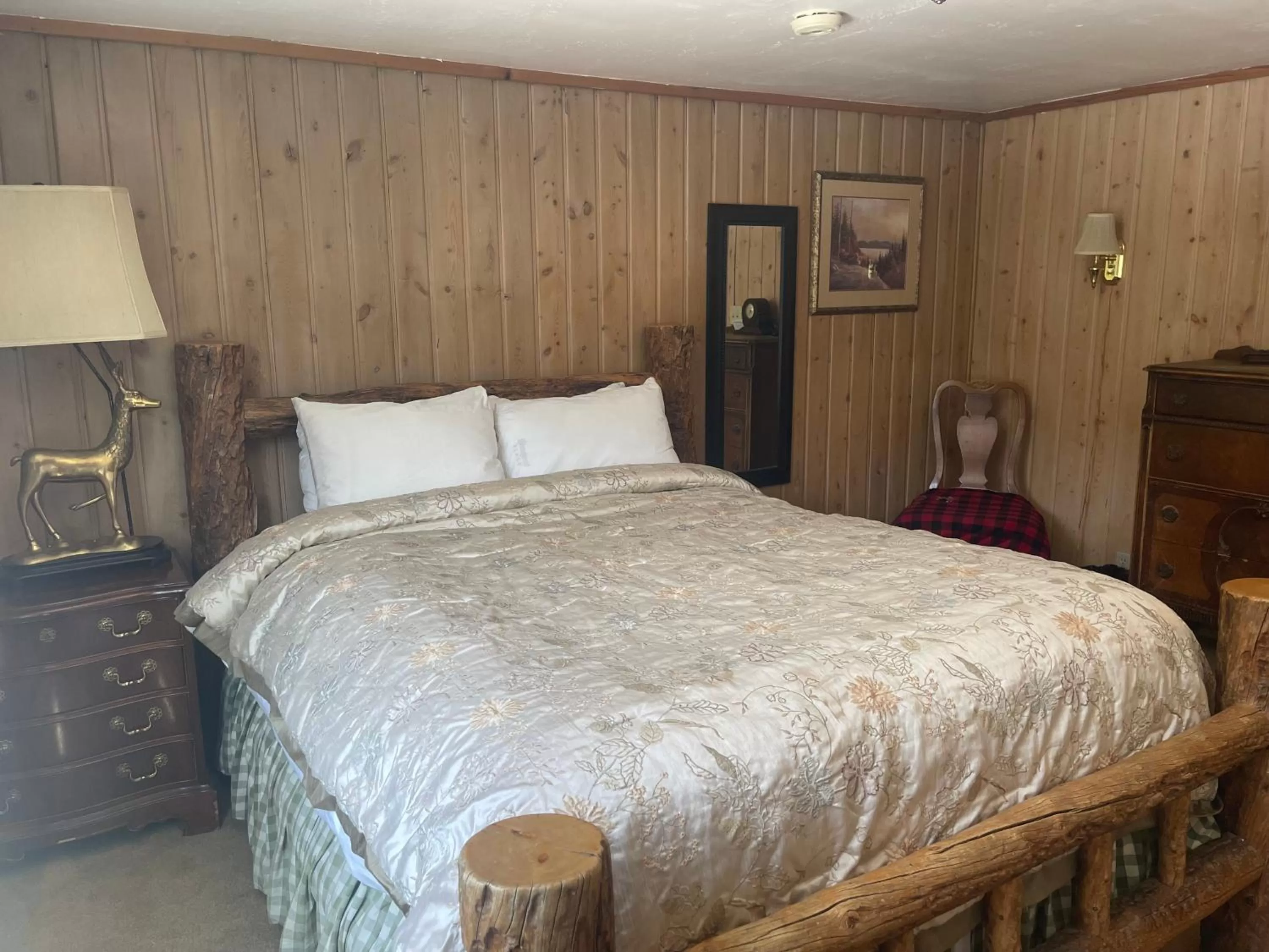 Bed in Silver Fork Lodge & Restaurant