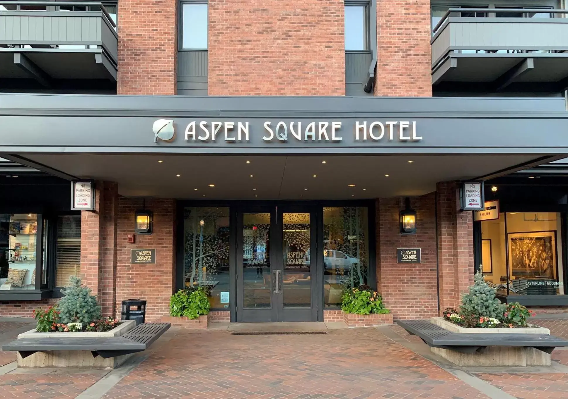 Facade/entrance in Aspen Square Condominium Hotel