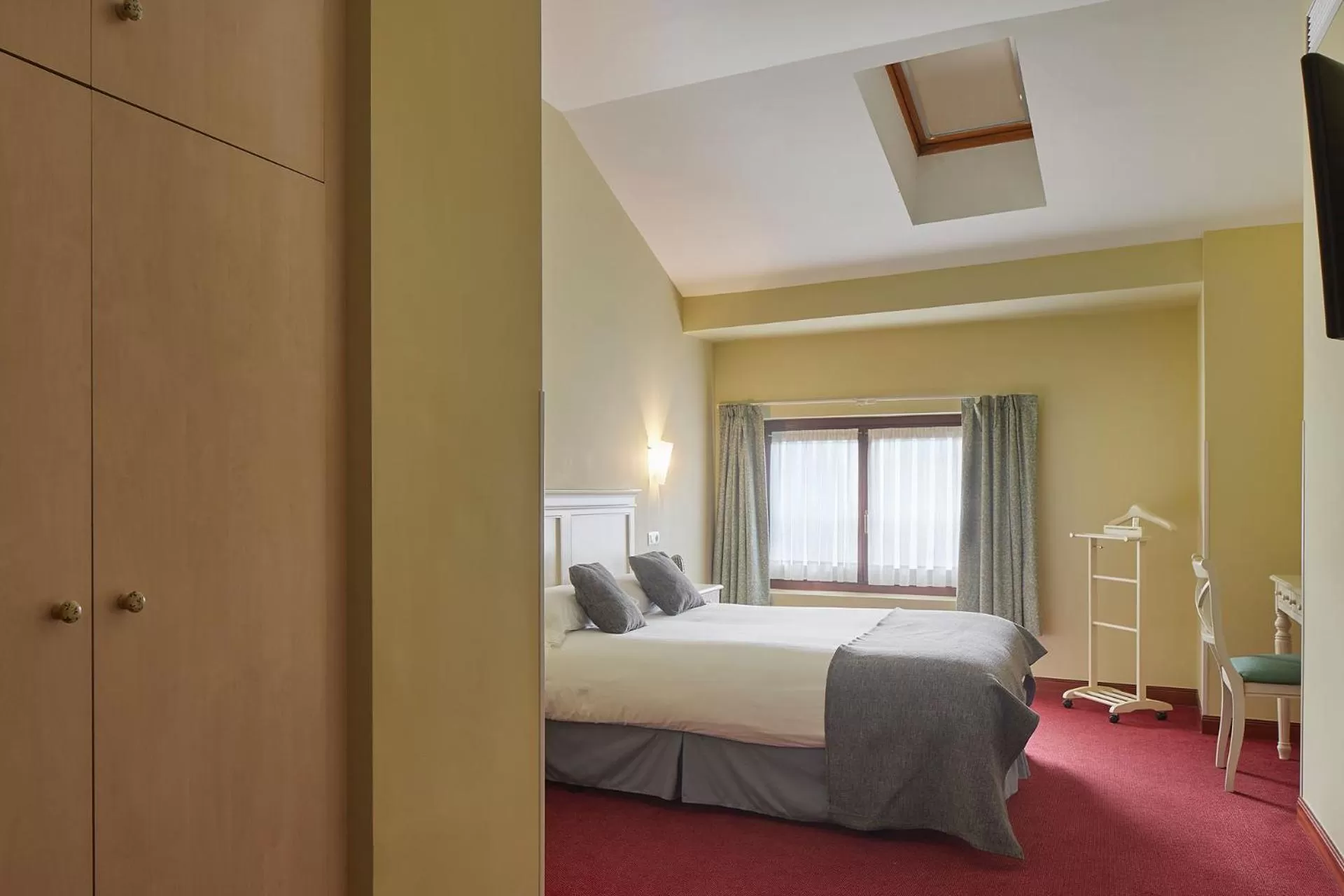 Photo of the whole room, Bed in IRAIPE Ongi Hotel Auto Check-in