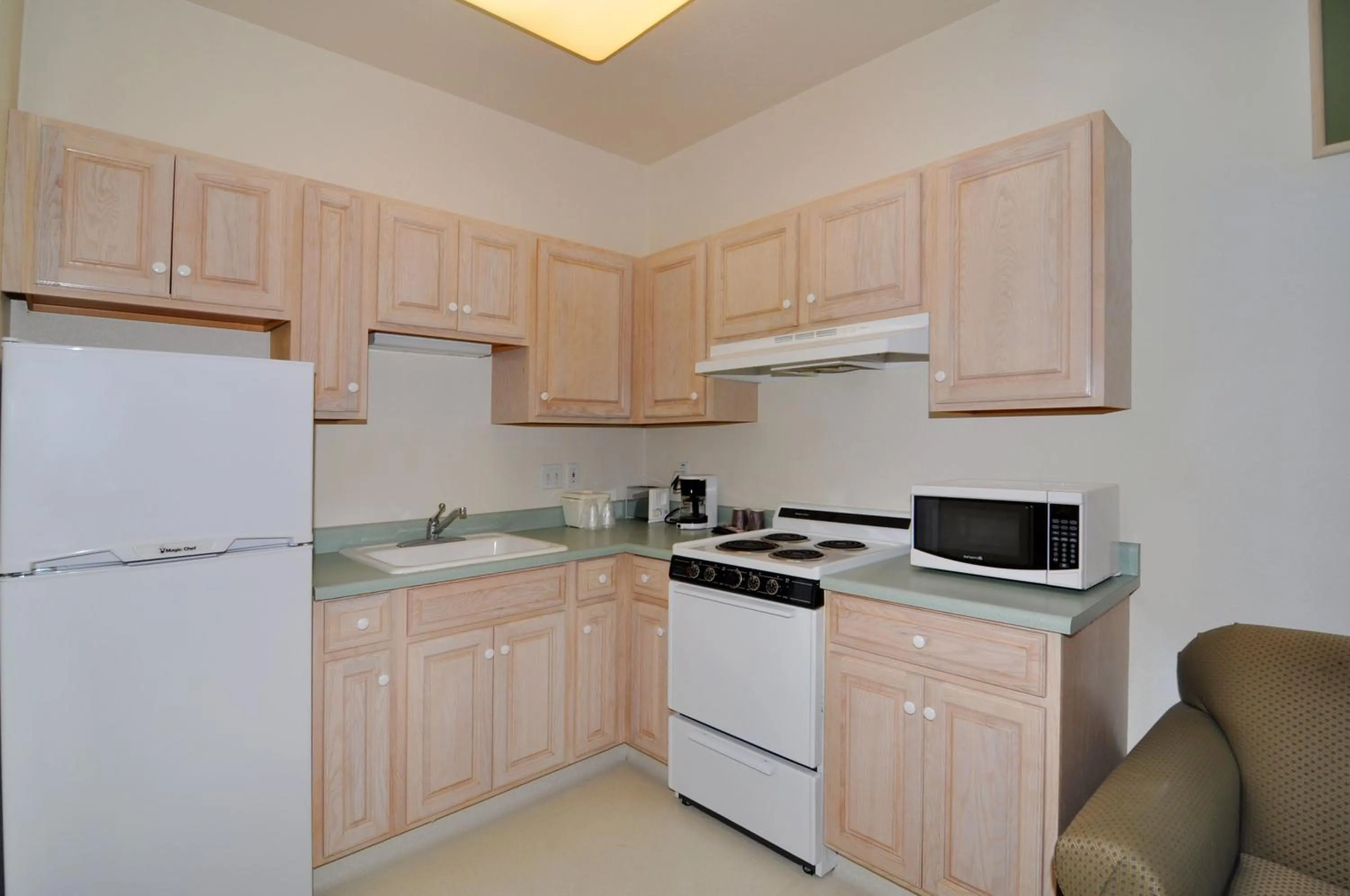 Kitchen or kitchenette in Marinwood Inn & Suites
