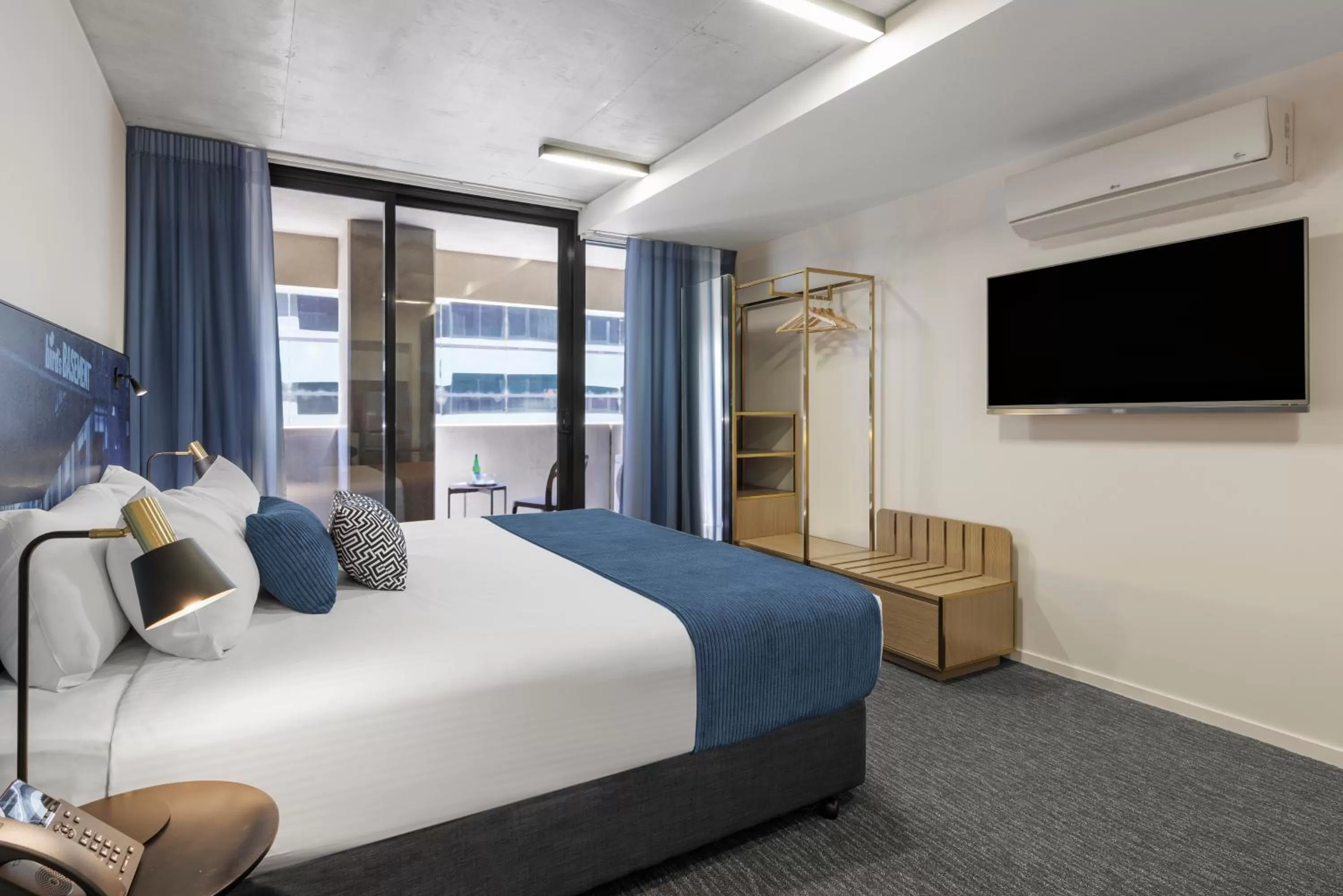 Bed, TV/Entertainment Center in Mercure Melbourne St Kilda Road